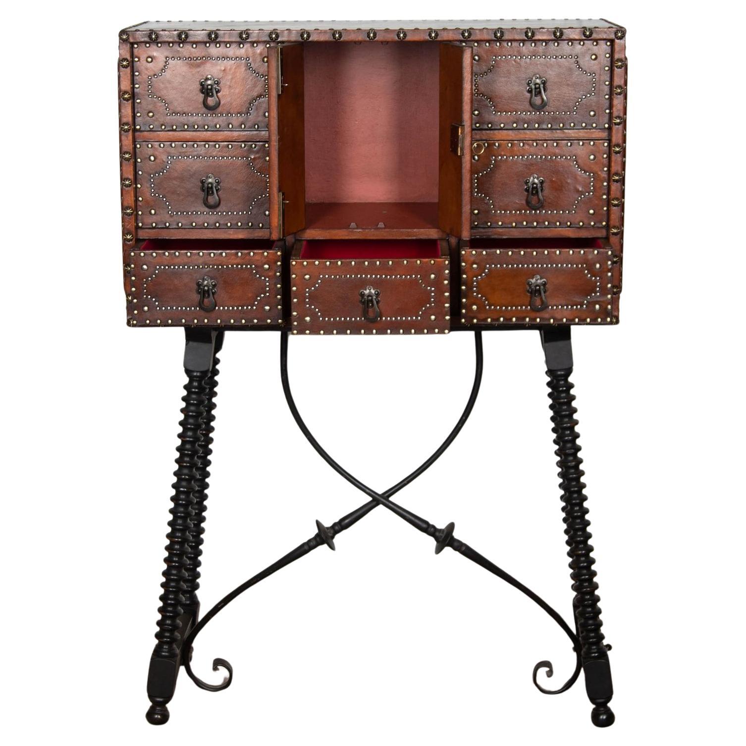 Credenza in pelle spagnola del XX secolo in stile Vargano su supporto ebanizzato in vendita
