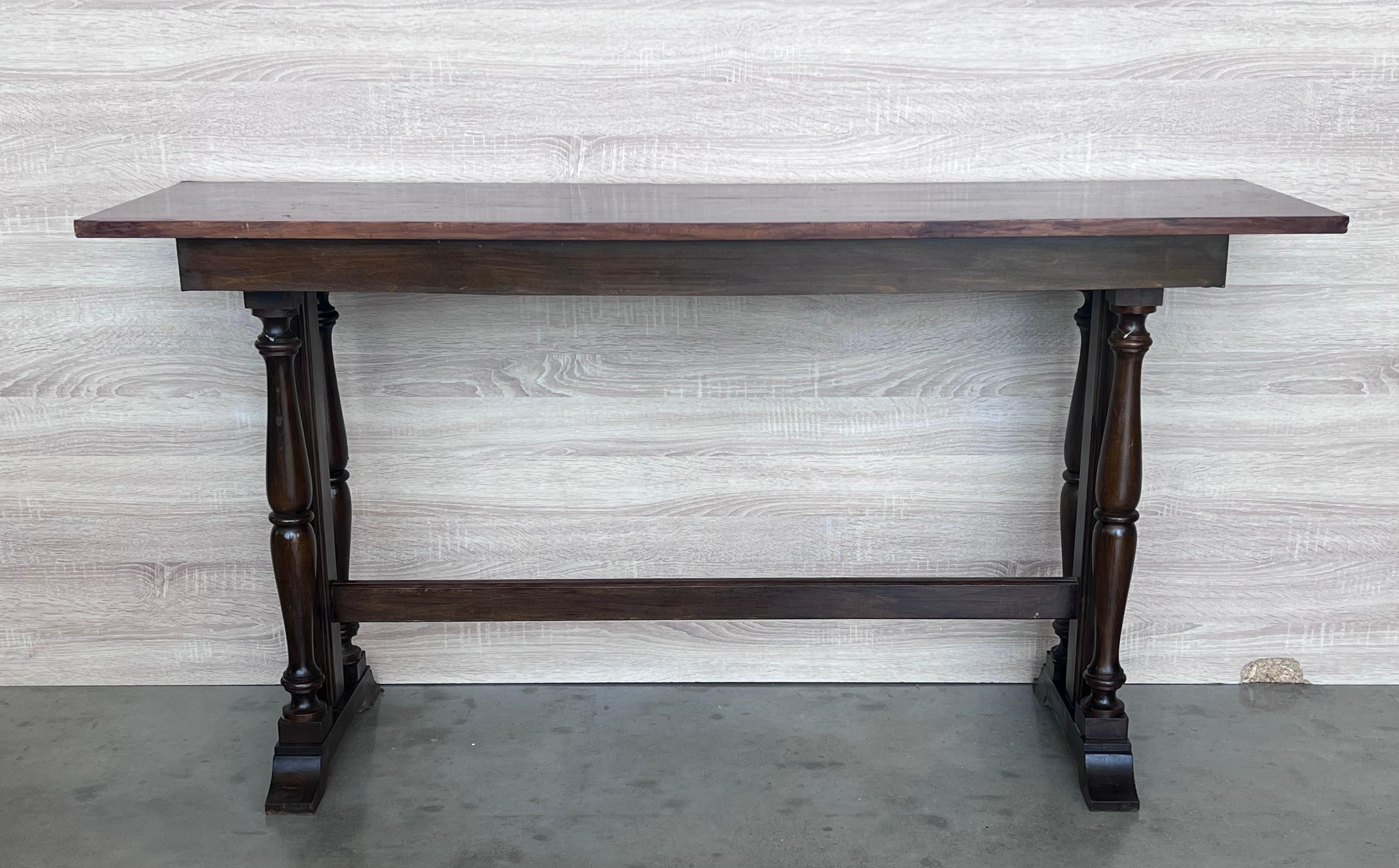 Schöner Tisch aus Walnussholz, der als Mitteltisch, Beistelltisch oder Konsolentisch verwendet werden kann. Kannelierte Beine in jeder Seite und Holzbretter. 



