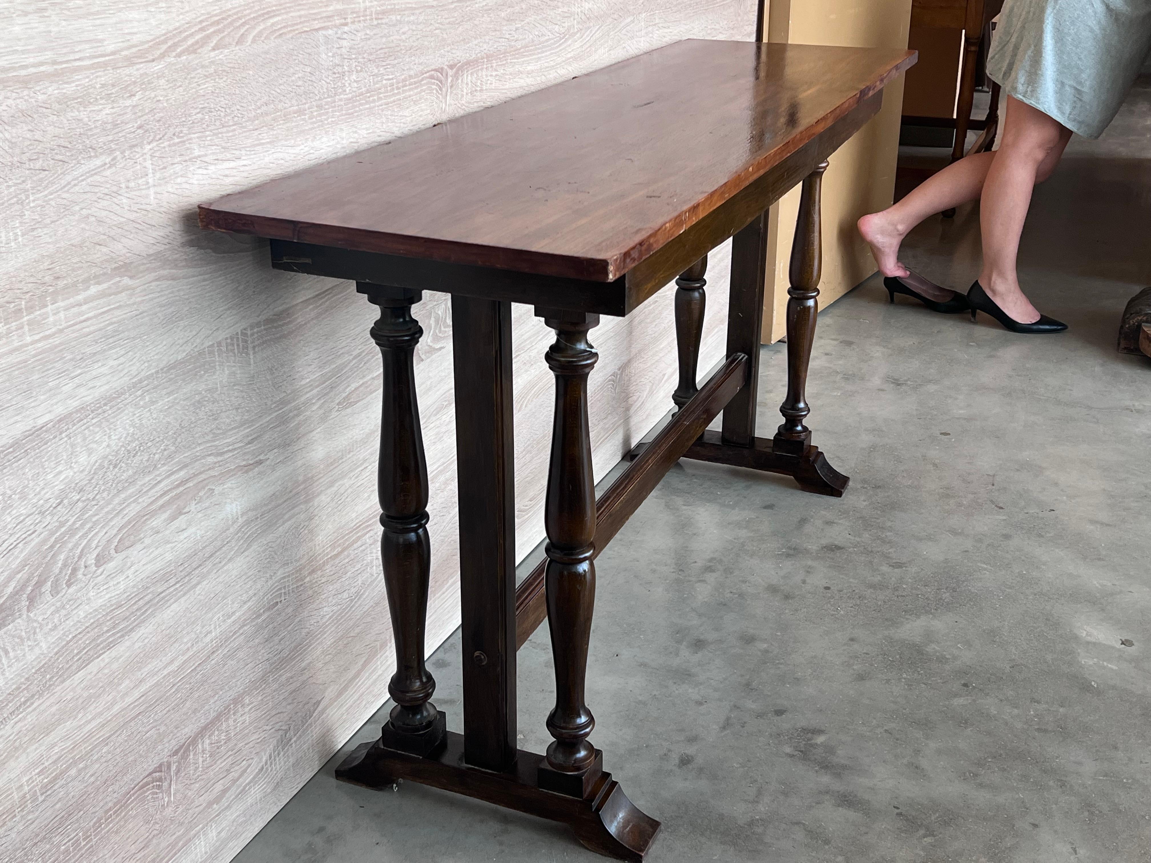 20th Century Spanish Walnut Side Table or Console Table with Triple Leg In Good Condition For Sale In Miami, FL