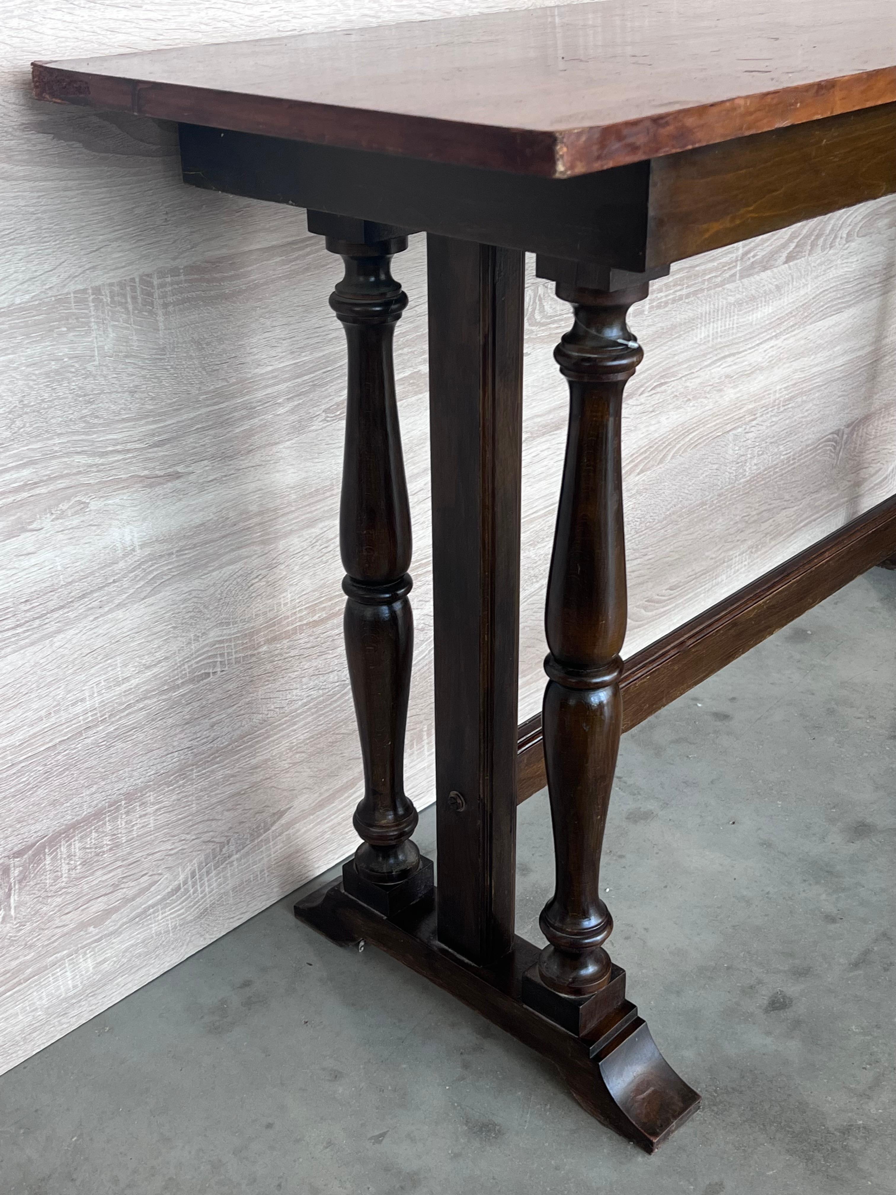 Table d'appoint ou console en noyer espagnol du 20e siècle avec triple pied Bon état - En vente à Miami, FL