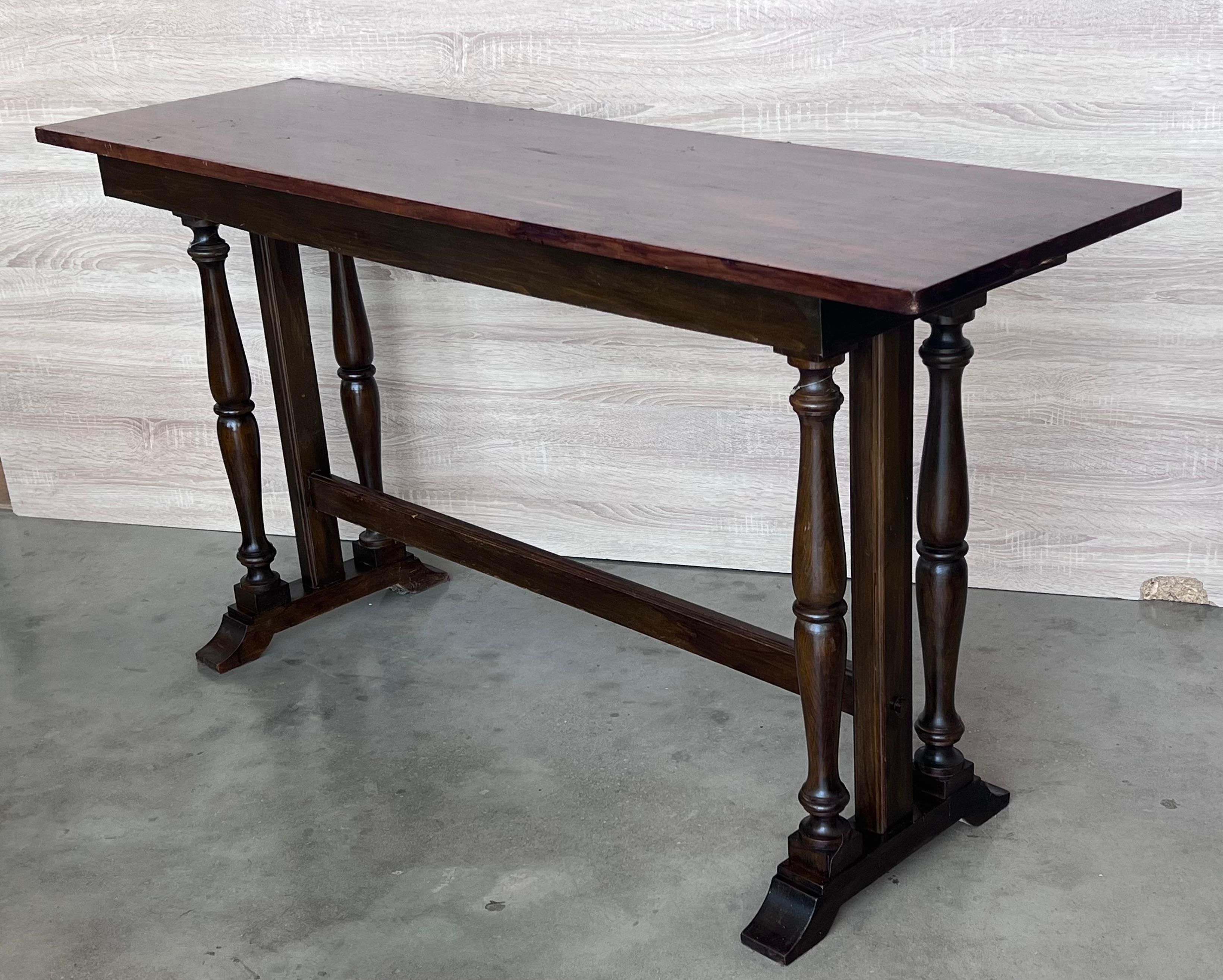Chêne Table d'appoint ou console en noyer espagnol du 20e siècle avec triple pied en vente