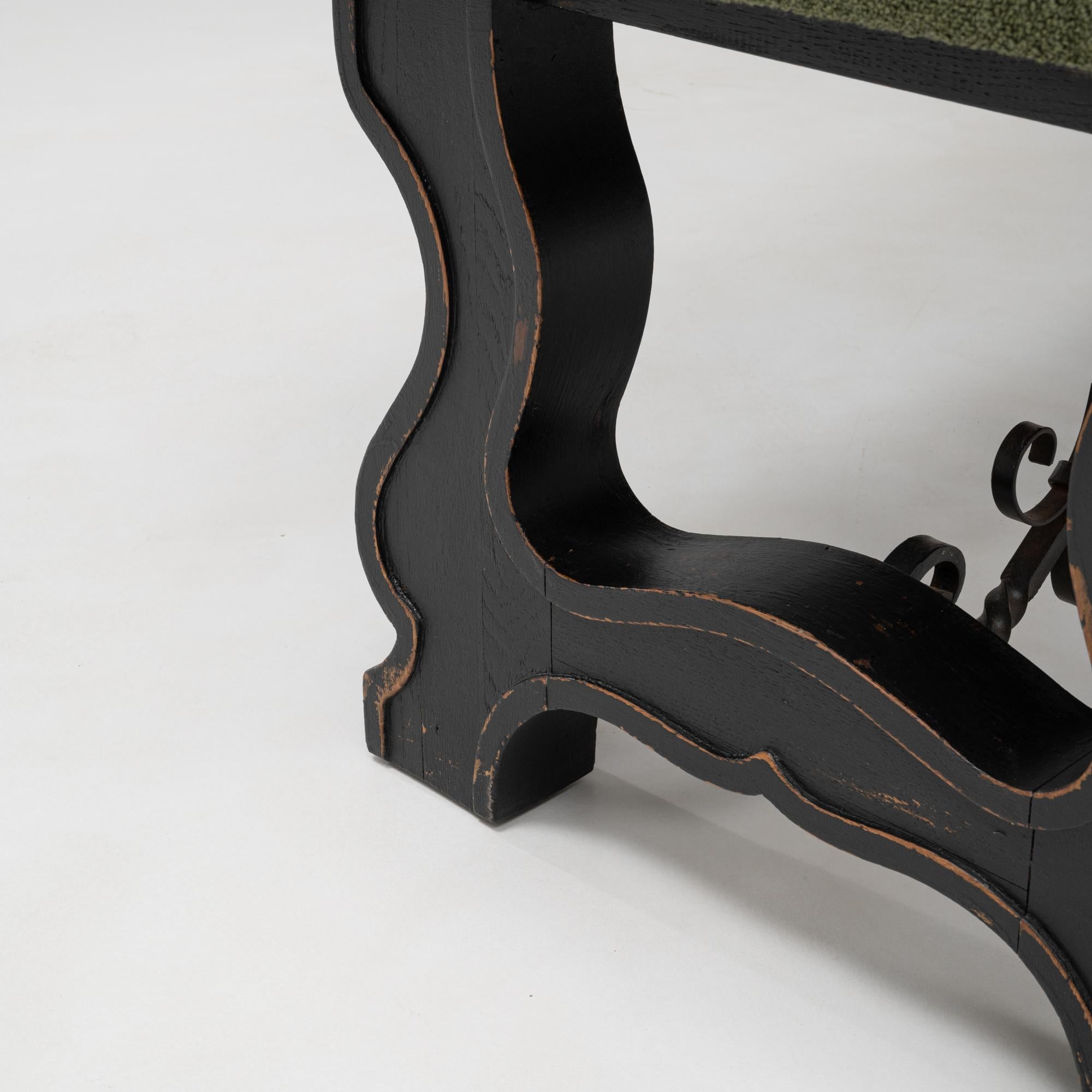 Banc espagnol du 20e siècle en bois et métal avec assise tapissée en vente 4