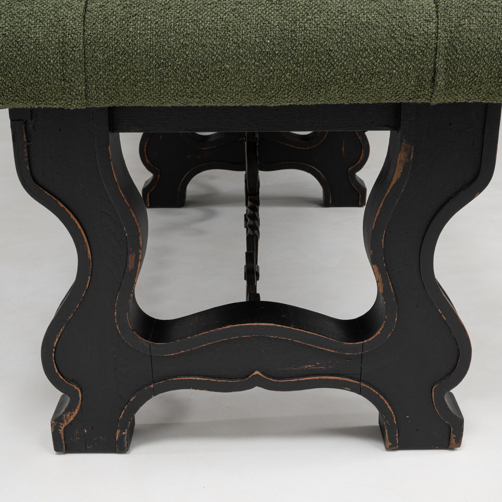 Banc espagnol du 20e siècle en bois et métal avec assise tapissée en vente 5