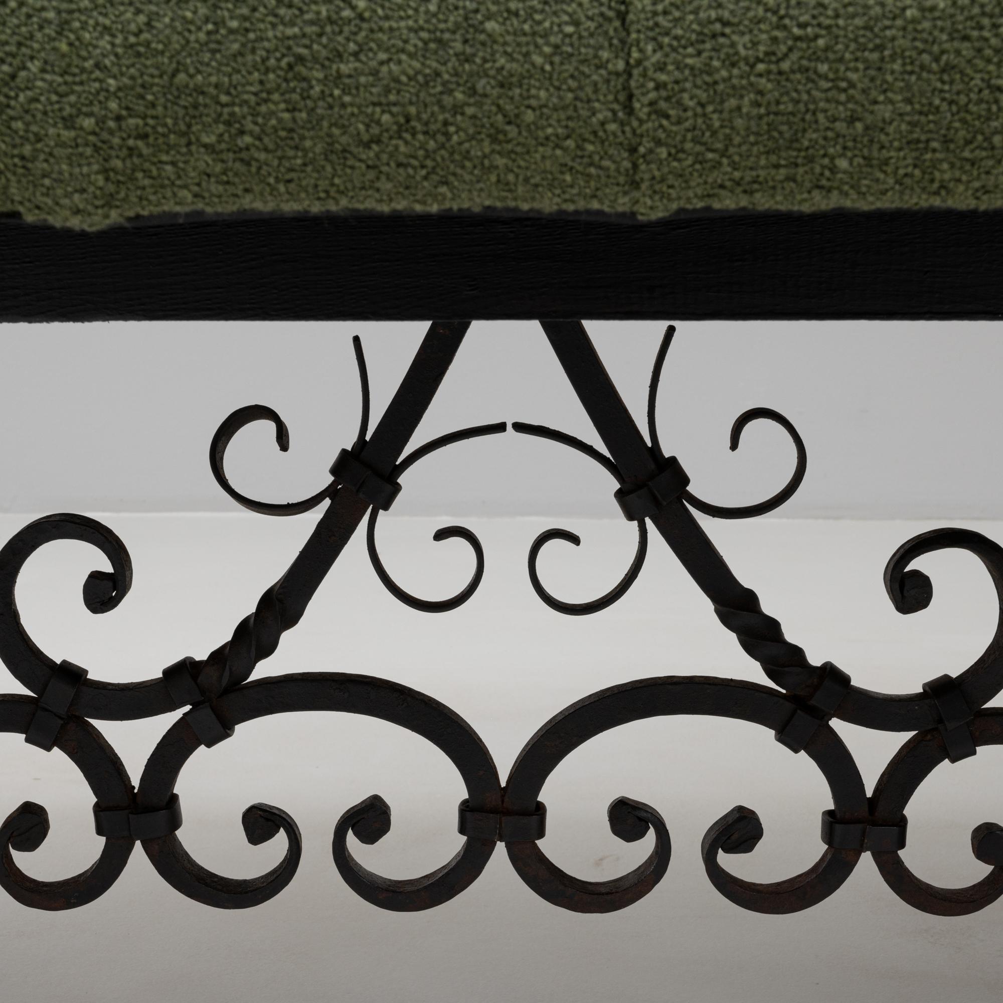 Banc espagnol du 20e siècle en bois et métal avec assise tapissée en vente 6