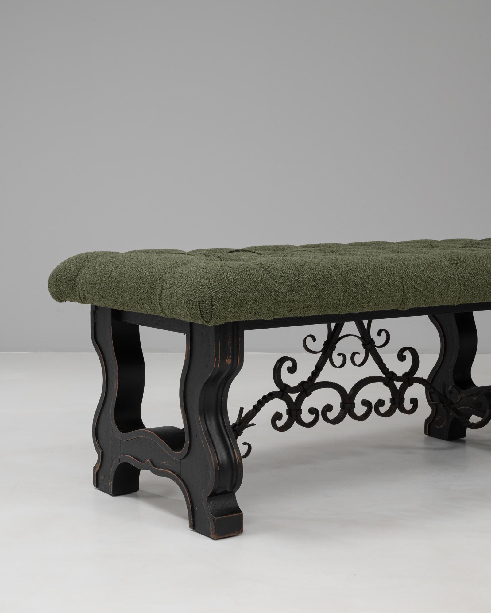 Banc espagnol du 20e siècle en bois et métal avec assise tapissée en vente 1
