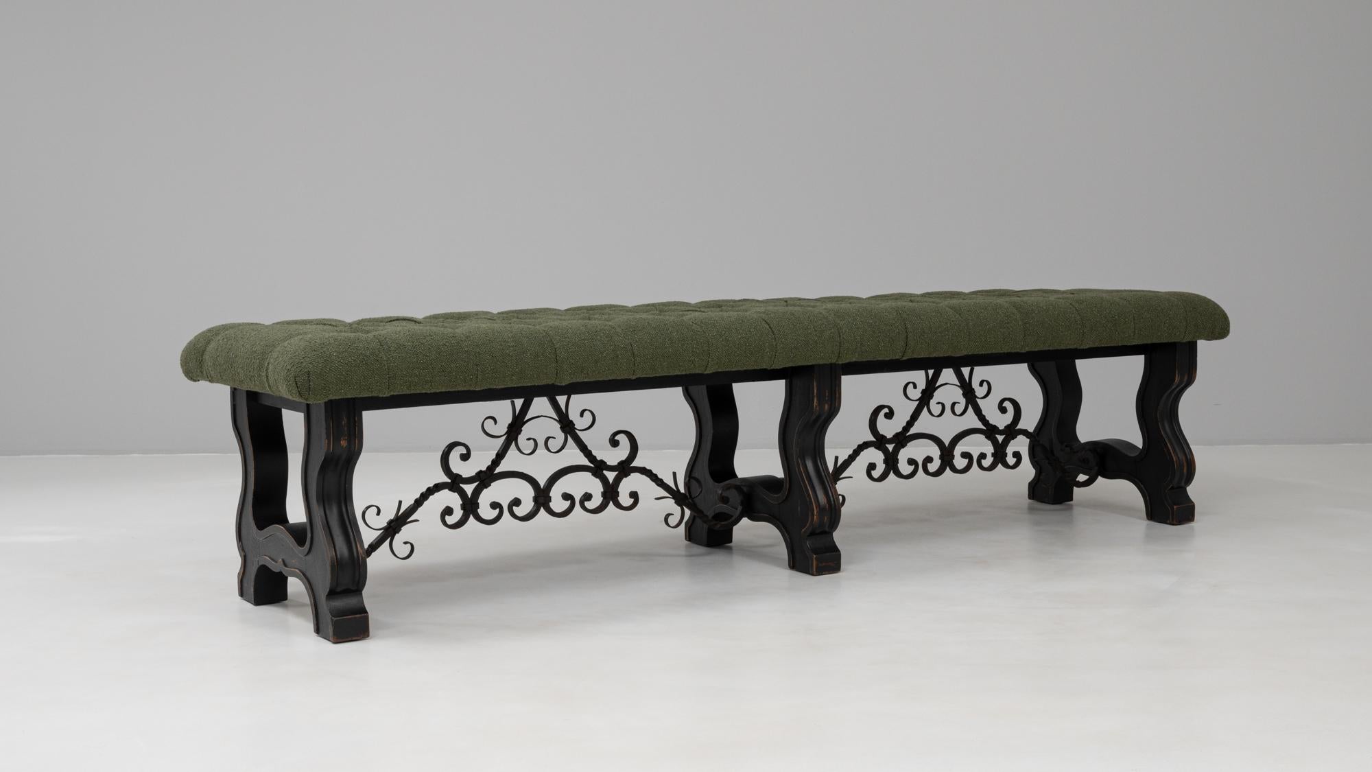 Banc espagnol du 20e siècle en bois et métal avec assise tapissée en vente 2