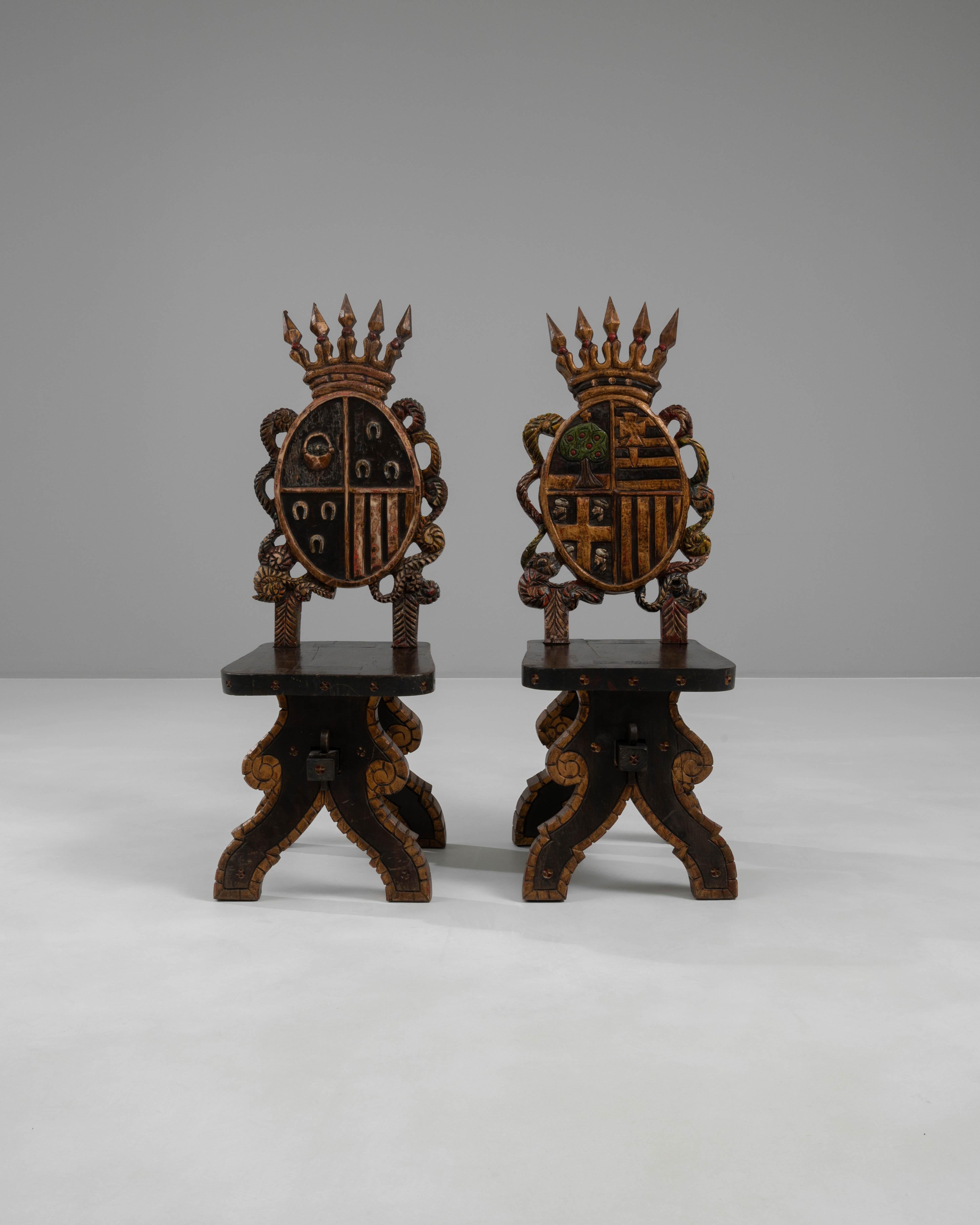 Paire de chaises en bois espagnoles du 20e siècle Bon état - En vente à High Point, NC