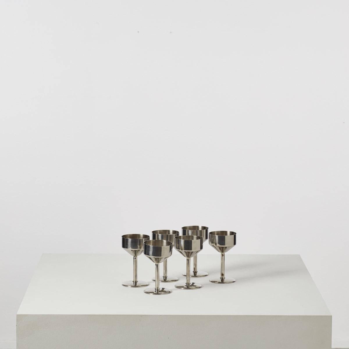 With a polished steel finish, these sleek metal wine goblets effortlessly blend vintage charm with contemporary simplicity. In good vintage condition with some light tarnishing to the surfaces, still in functional condition. Stamped to the underside