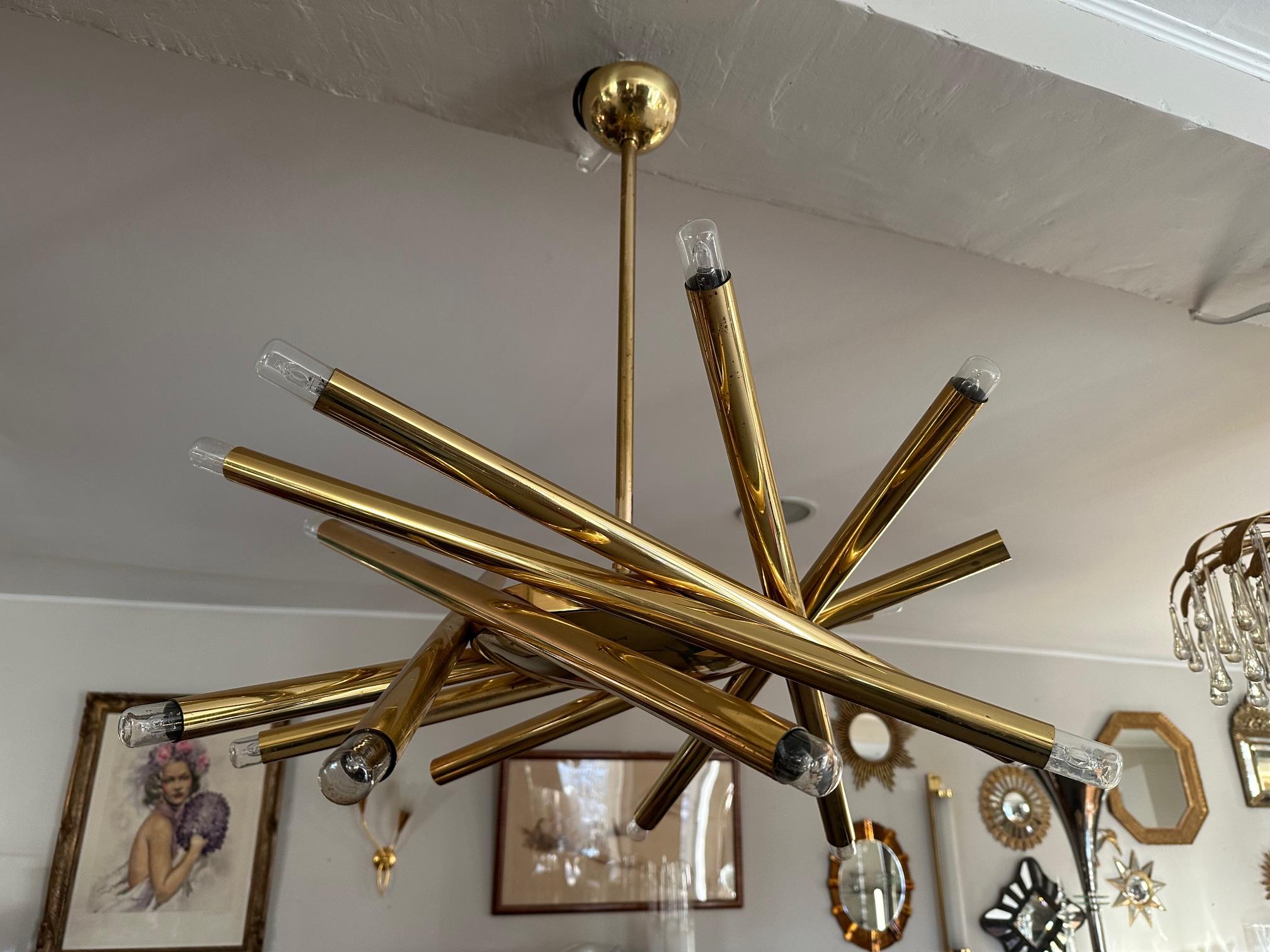 Stunning 1960s sputnik brass chandelier by Stilnovo in brass. 
Represents intertwined brass tubes like mikados. 
Superb quality and rare model. Illuminates perfectly.
​
