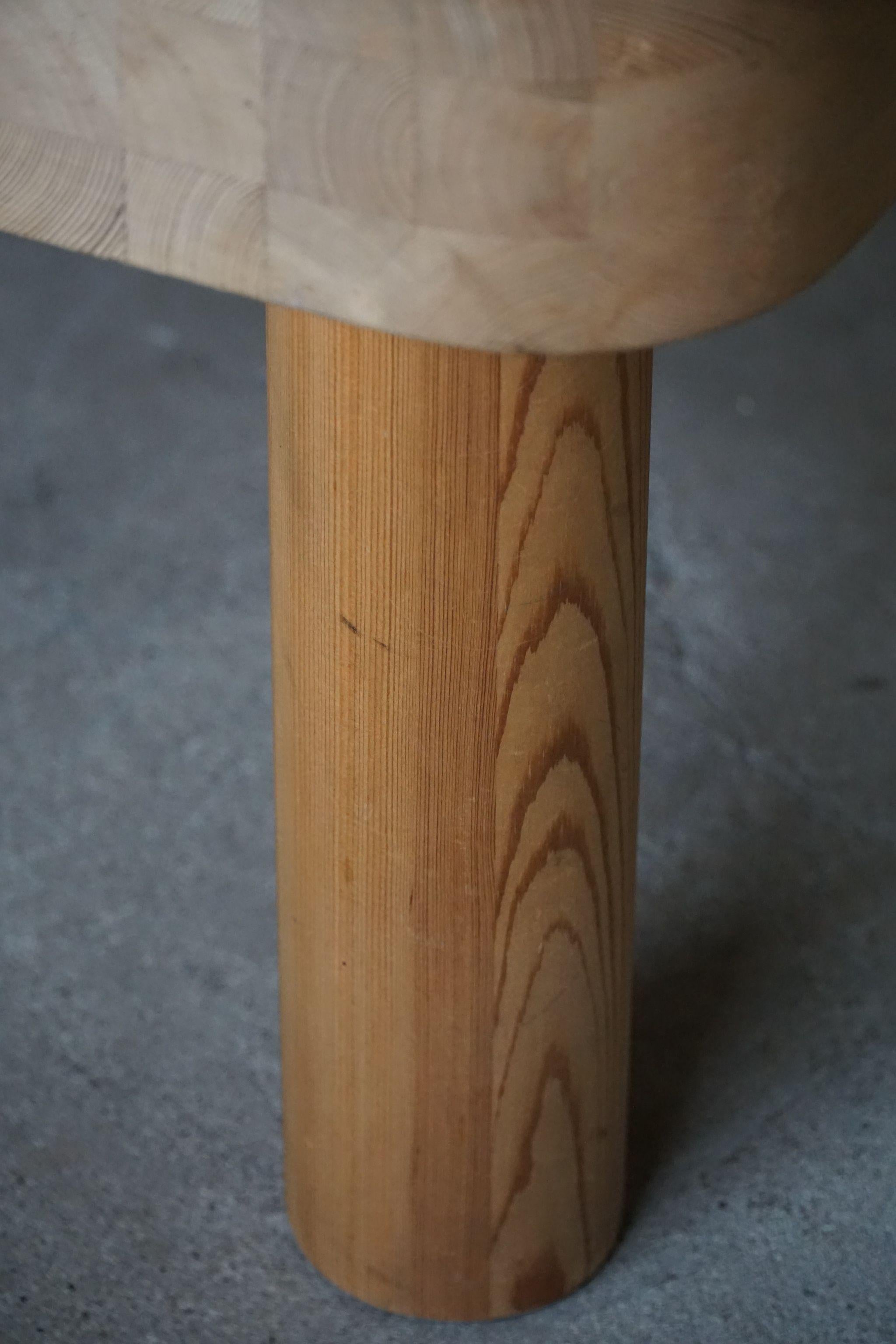 Quadratischer Tisch aus Kiefernholz mit klobigen Beinen von Rainer Daumiller, Dänische Moderne des 20. Jahrhunderts im Angebot 5