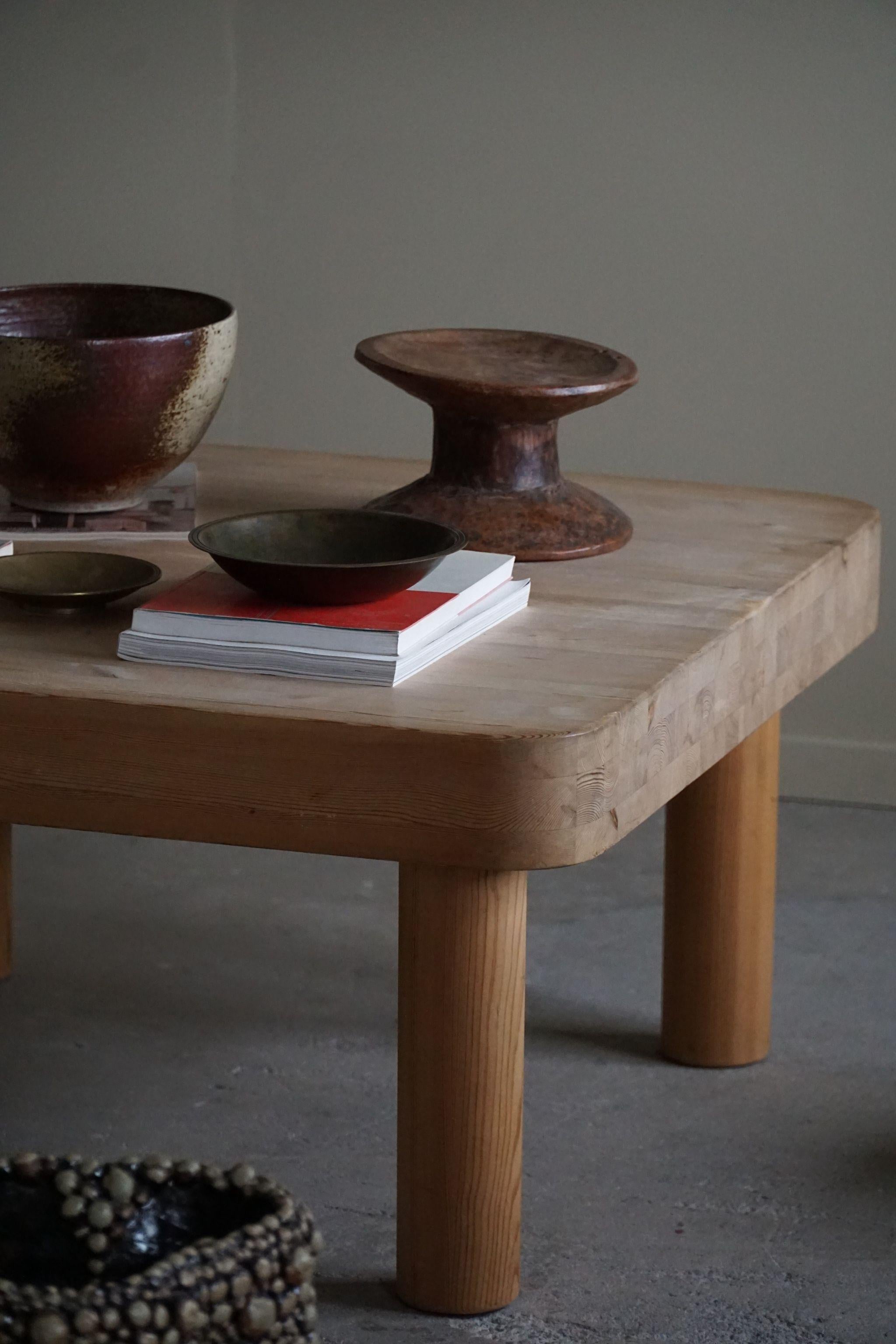 Quadratischer Tisch aus Kiefernholz mit klobigen Beinen von Rainer Daumiller, Dänische Moderne des 20. Jahrhunderts im Angebot 6