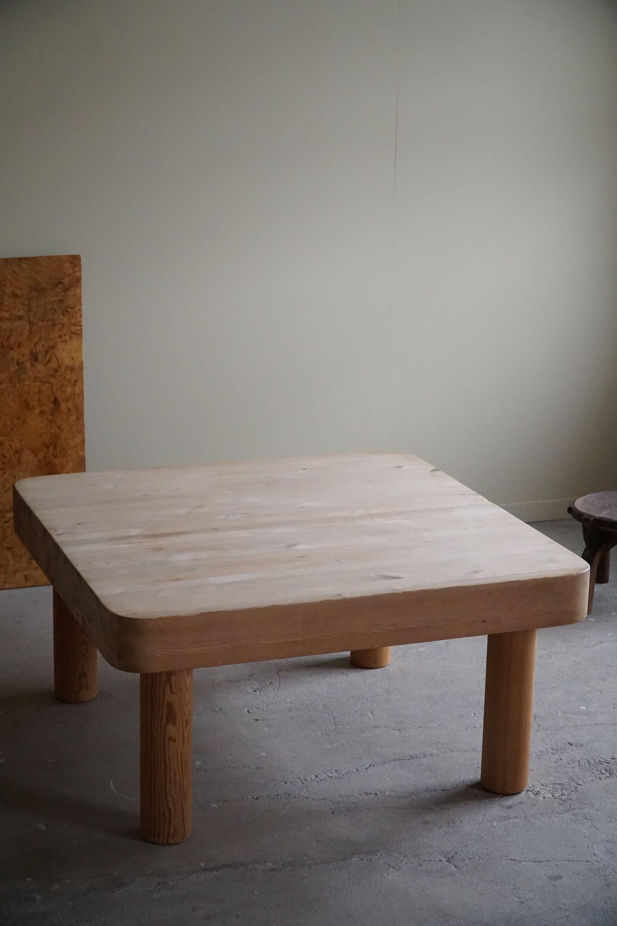 Quadratischer Tisch aus Kiefernholz mit klobigen Beinen von Rainer Daumiller, Dänische Moderne des 20. Jahrhunderts im Angebot 9