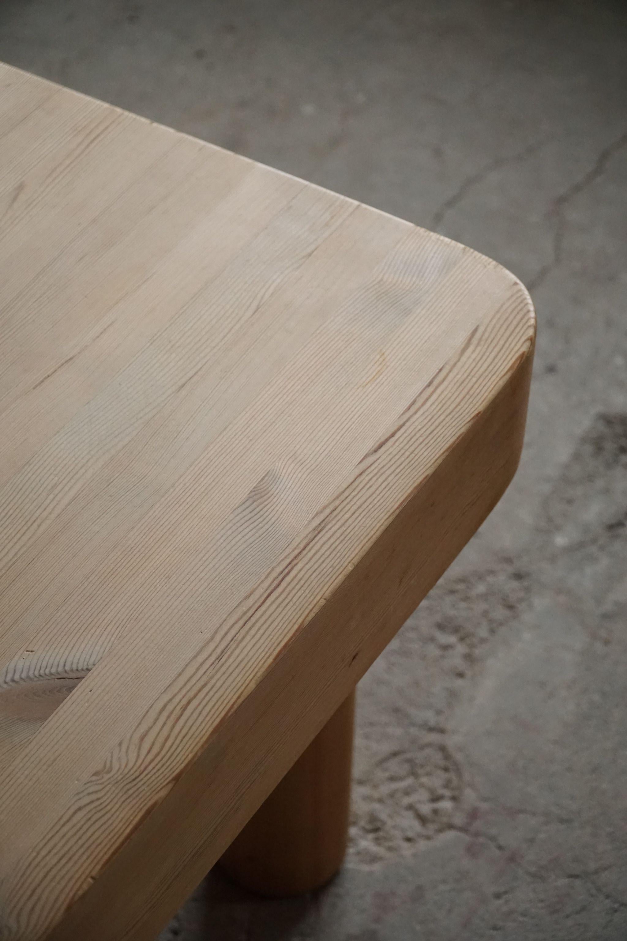 Quadratischer Tisch aus Kiefernholz mit klobigen Beinen von Rainer Daumiller, Dänische Moderne des 20. Jahrhunderts im Angebot 11
