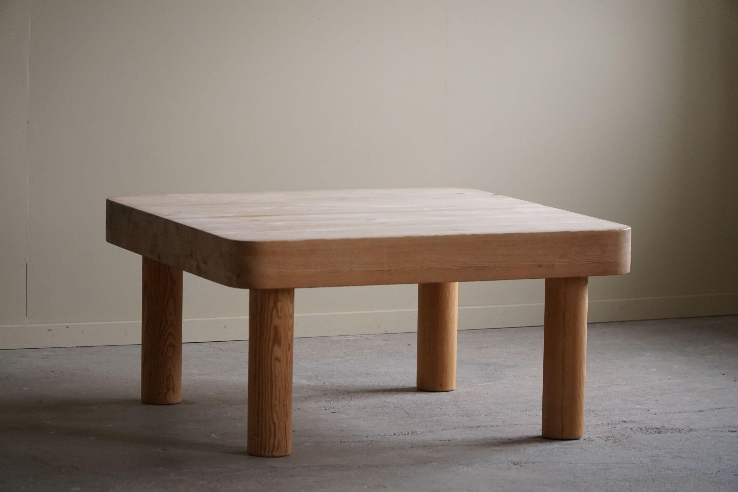 Quadratischer Tisch aus Kiefernholz mit klobigen Beinen von Rainer Daumiller, Dänische Moderne des 20. Jahrhunderts im Angebot 13