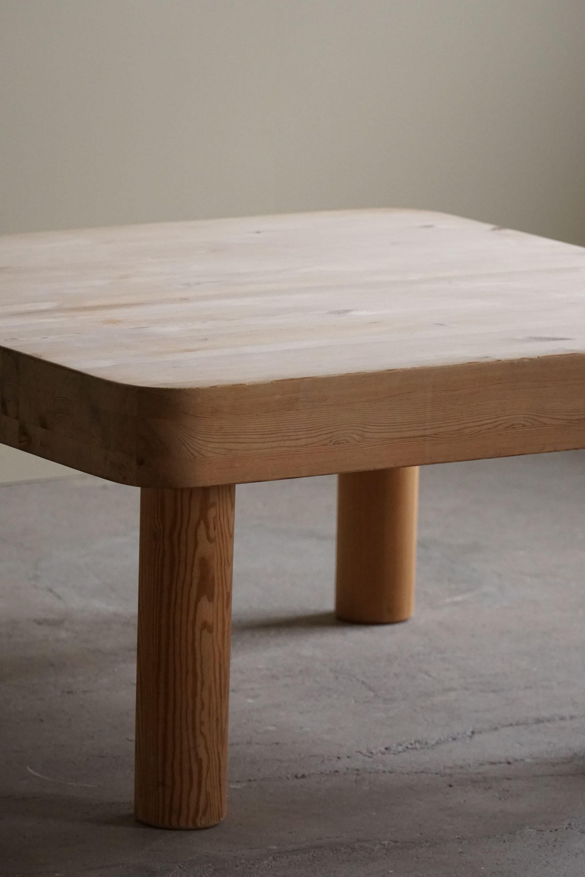 Quadratischer Tisch aus Kiefernholz mit klobigen Beinen von Rainer Daumiller, Dänische Moderne des 20. Jahrhunderts im Angebot 14