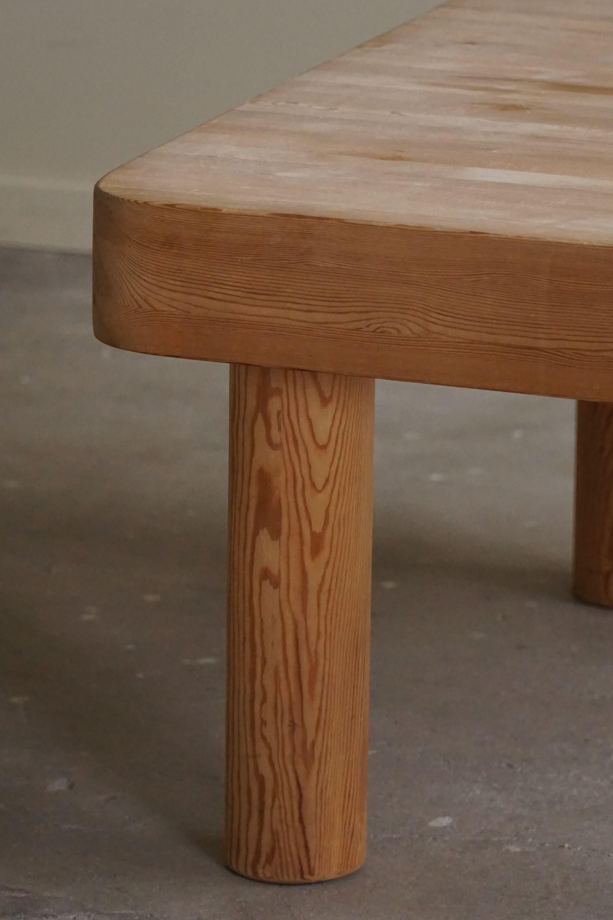 Quadratischer Tisch aus Kiefernholz mit klobigen Beinen von Rainer Daumiller, Dänische Moderne des 20. Jahrhunderts (Schwedisch) im Angebot