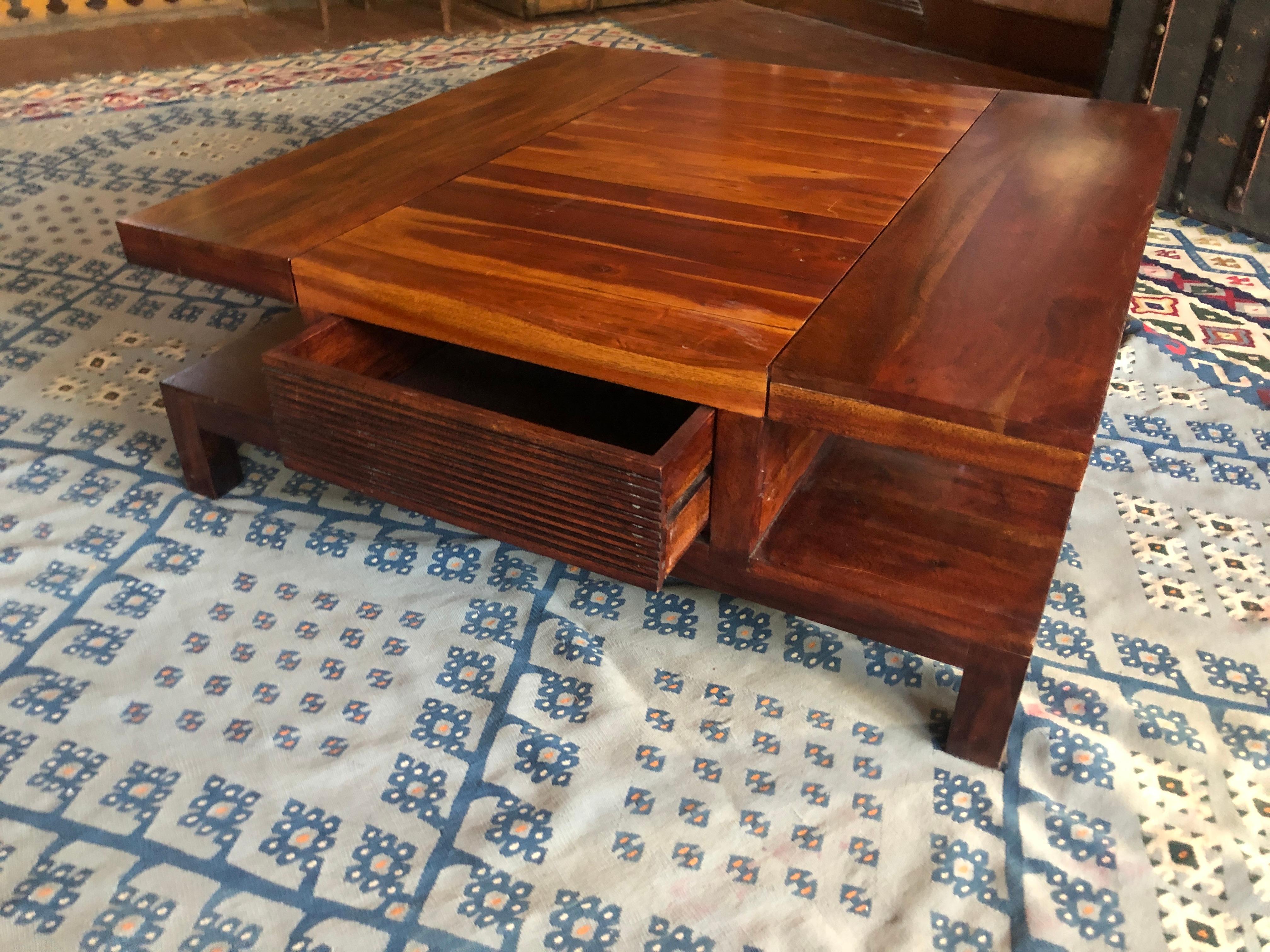 Table carrée du XXe siècle en bois exotique avec deux tiroirs latéraux en vente 1