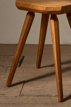 Taburete de madera maciza de abedul teñido del siglo XX