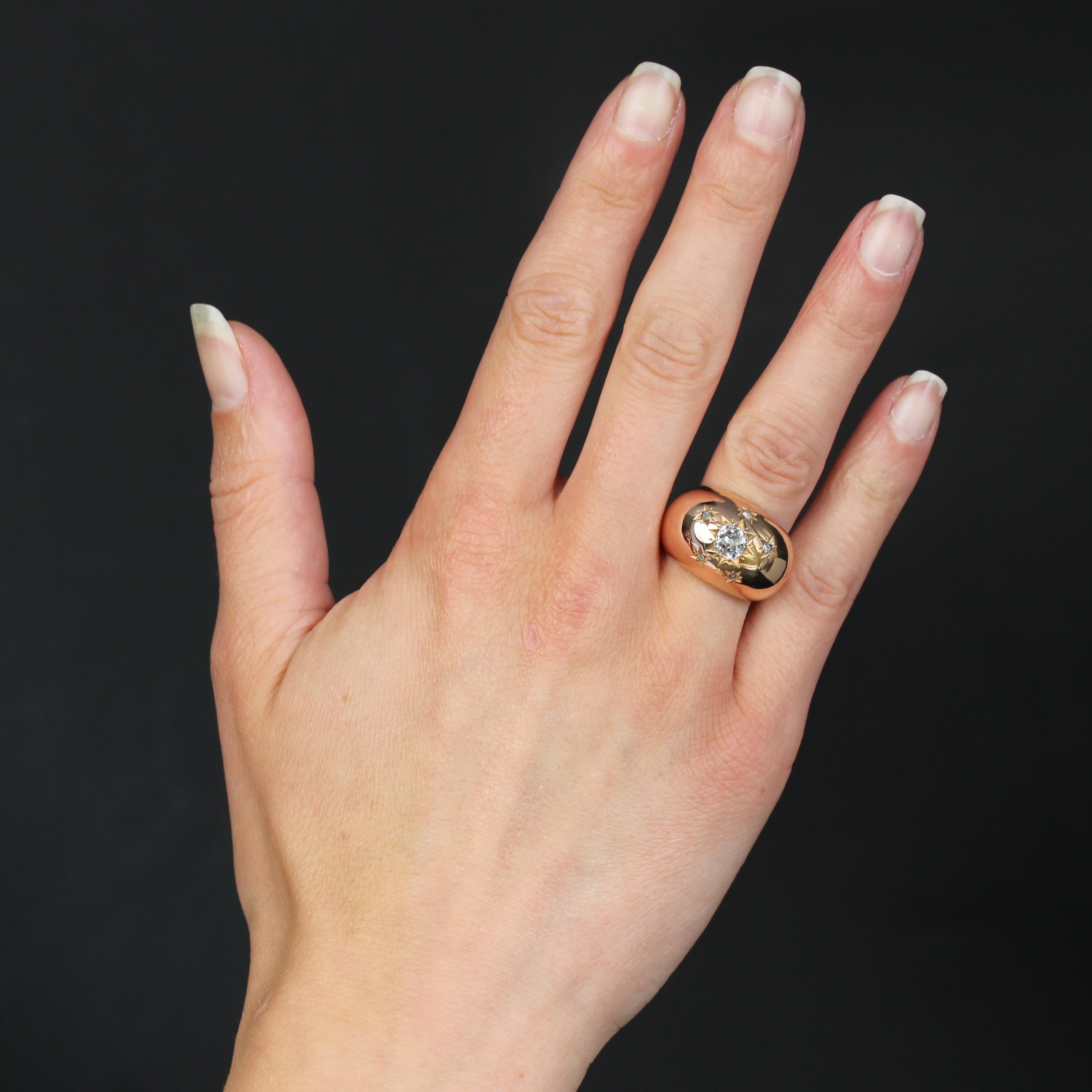 Ring in 18 karat rose gold.
Large and massive, this ring features a star-set top with 5 rose-cut diamonds and a larger cushion-cut diamond in the center.
Total weight of the main diamond : 0.90 carat approximately.
Total weight of the other diamonds
