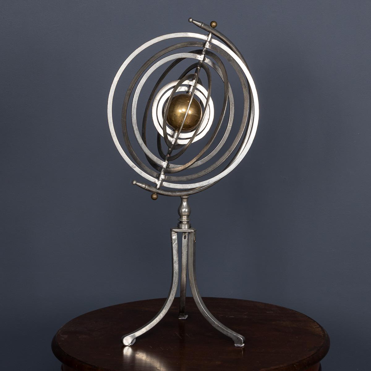 Sphère armillaire copernicienne du XXe siècle en acier poli et en laiton. Cet instrument illustre le mouvement céleste du système solaire, dont les origines remontent à la Grèce antique.

CONDITION
En bon état. Usure due à l'âge - Veuillez vous