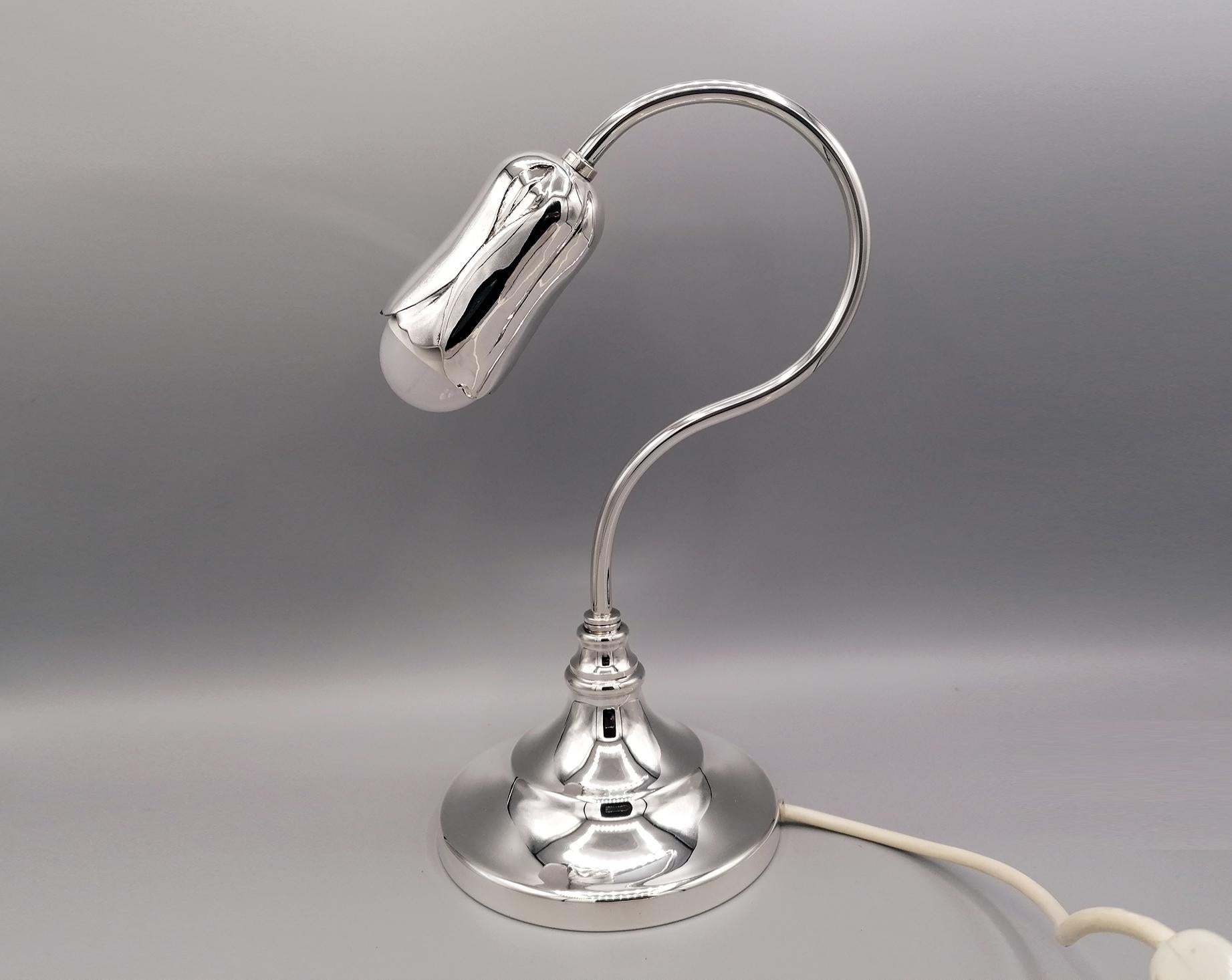 Lampe aus massivem Sterlingsilber mit einem Licht.
Der Sockel ist rund, während der Stiel eine leere Röhre hat, durch die der elektrische Draht verläuft. 
Die Lampenfassung hat die Form einer Tulpenblüte aus Schmelzmetall und ist mit einem Meißel