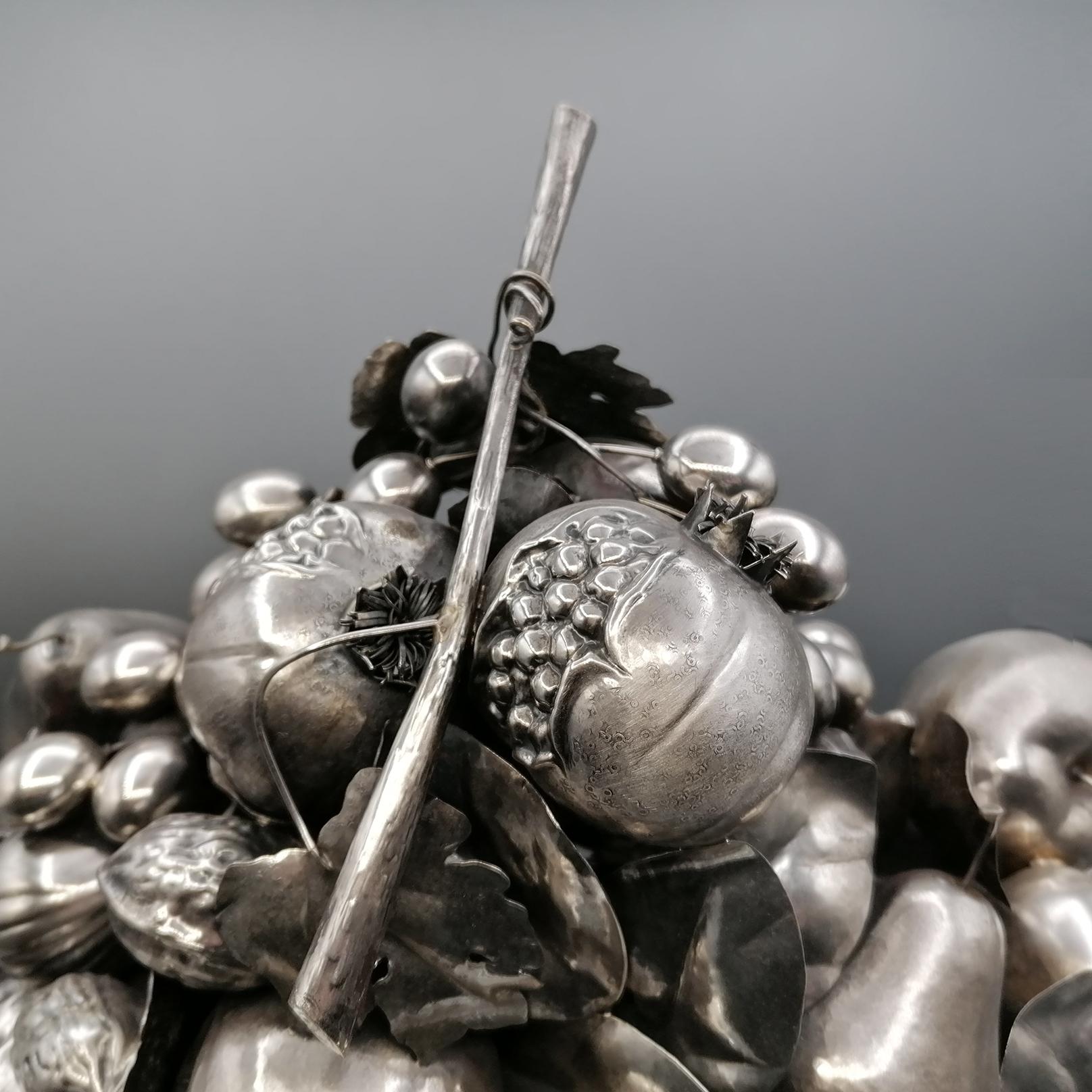 Centro de mesa italiano del siglo XX de plata de ley con fruta sobre base de cristal Italiano en venta