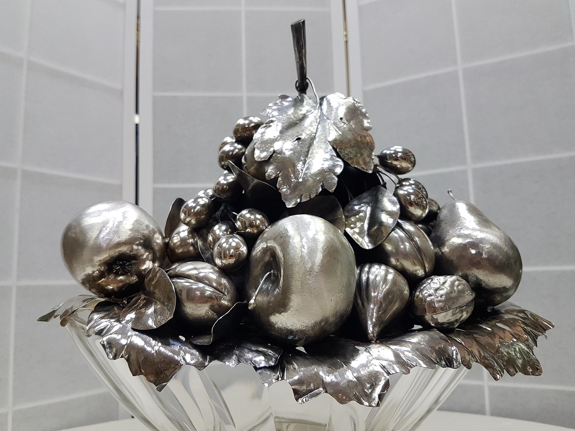 Centro de mesa italiano del siglo XX de plata de ley con fruta sobre base de cristal en venta 2