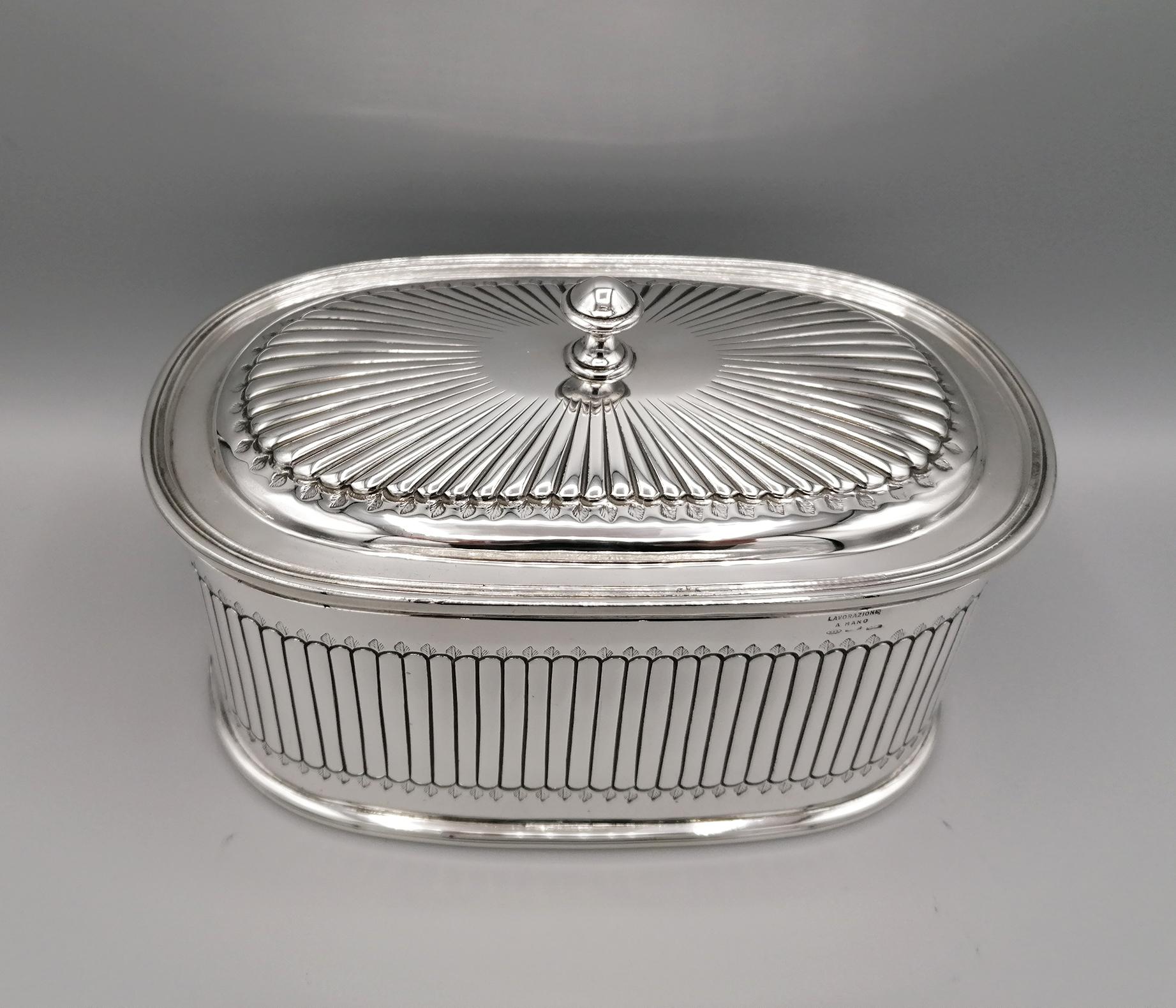 Handmade George III style oblong box in sterling silver.
On the body of the box typical lines with fluted. The lid has the same design but embossed. The handle has a simple cast knob. The inside of the box has been embellished with a 24-karat gold