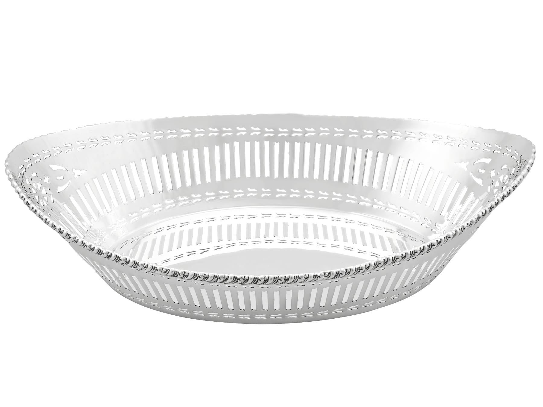 An exceptional, fine and impressive antique George V English sterling silver bread dish; an addition to our dining silverware collection.

This exceptional antique sterling silver dish has a plain oval boat shaped form.

The body of this