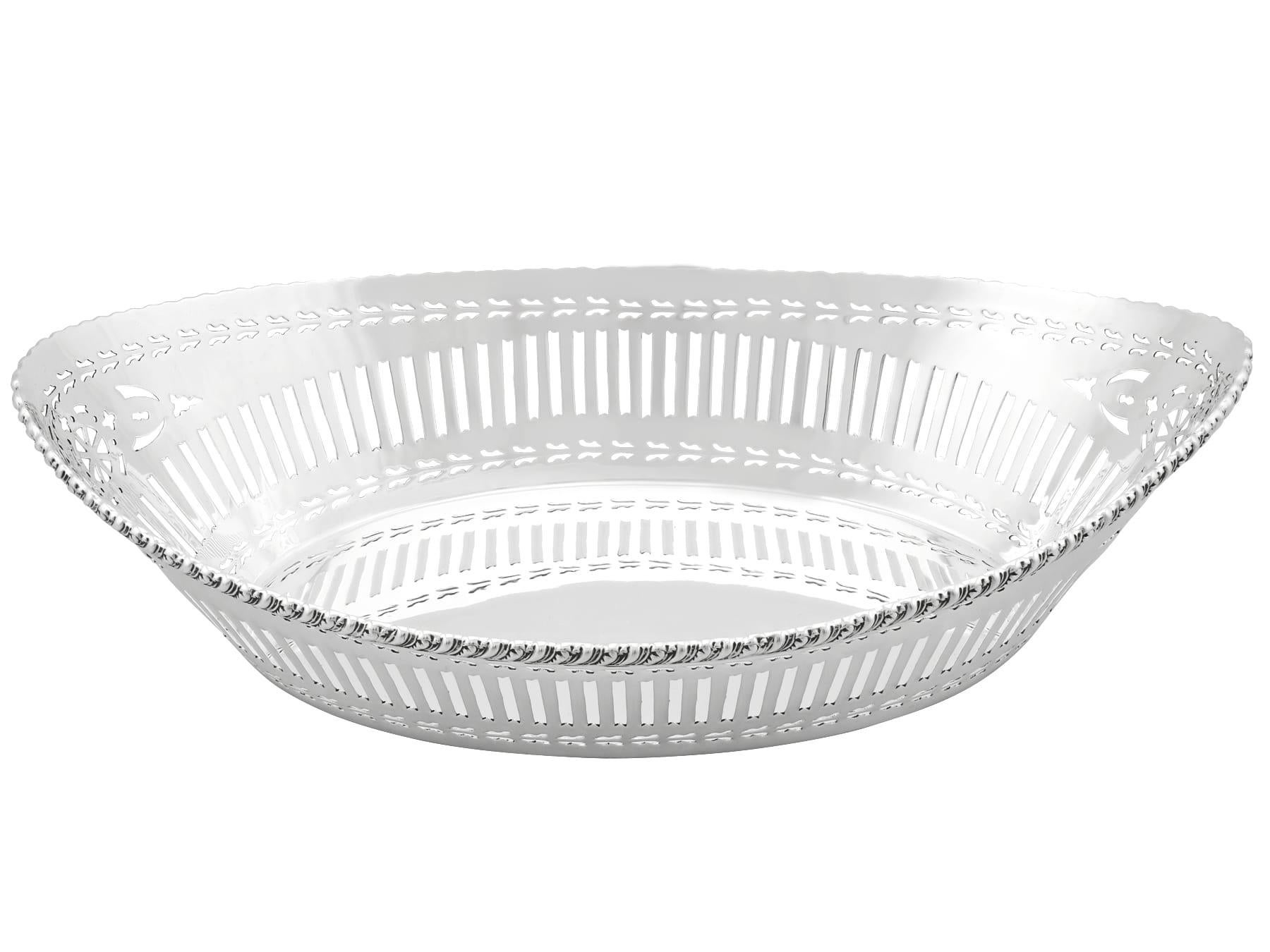 Un eccezionale, raffinato e imponente piatto da pane antico in argento sterling di Giorgio V, un'aggiunta alla nostra collezione di argenteria da pranzo.

Questo eccezionale piatto antico in argento sterling ha una forma ovale semplice a forma di