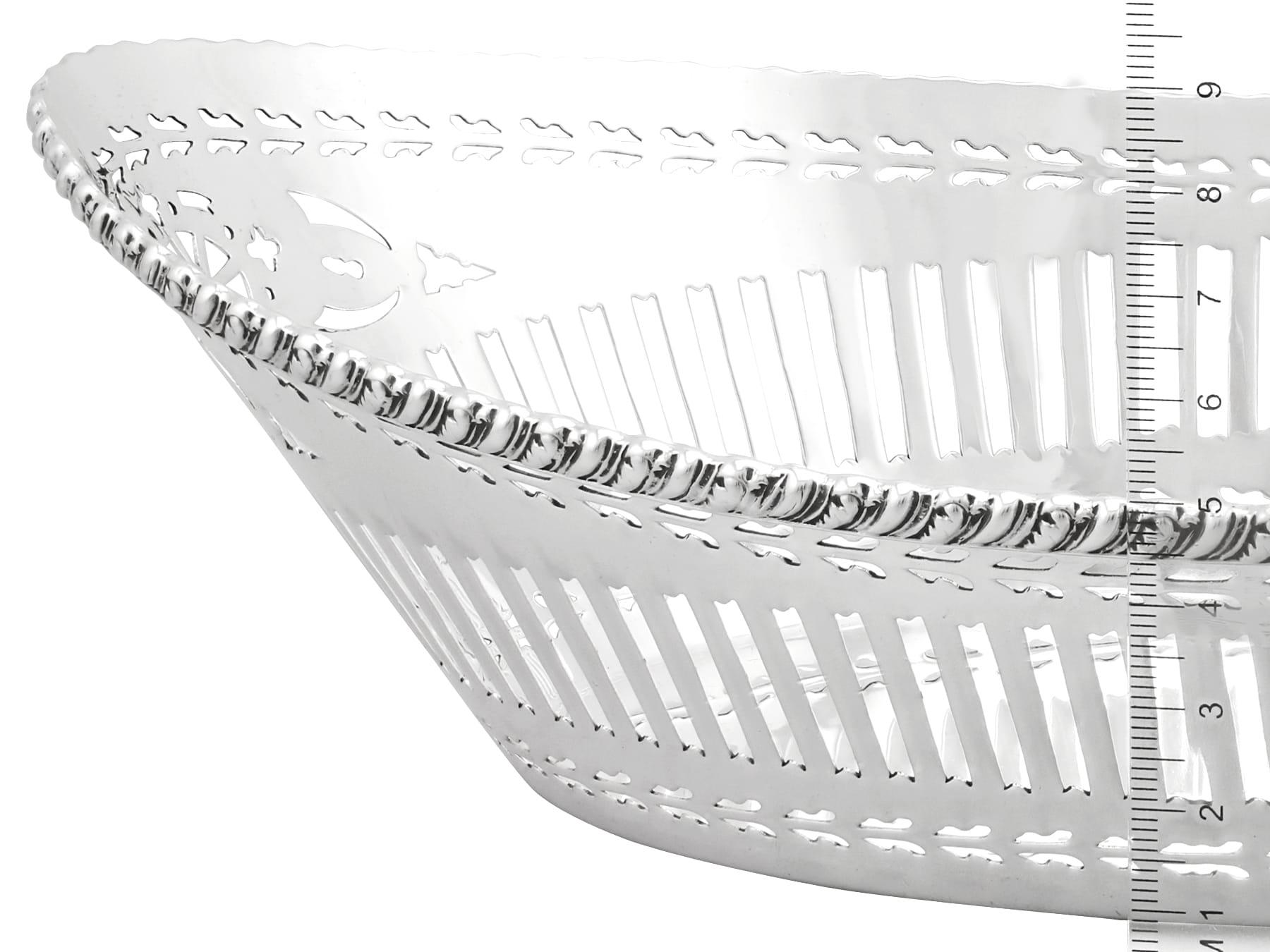 Piatto da pane in argento del XX secolo in vendita 1