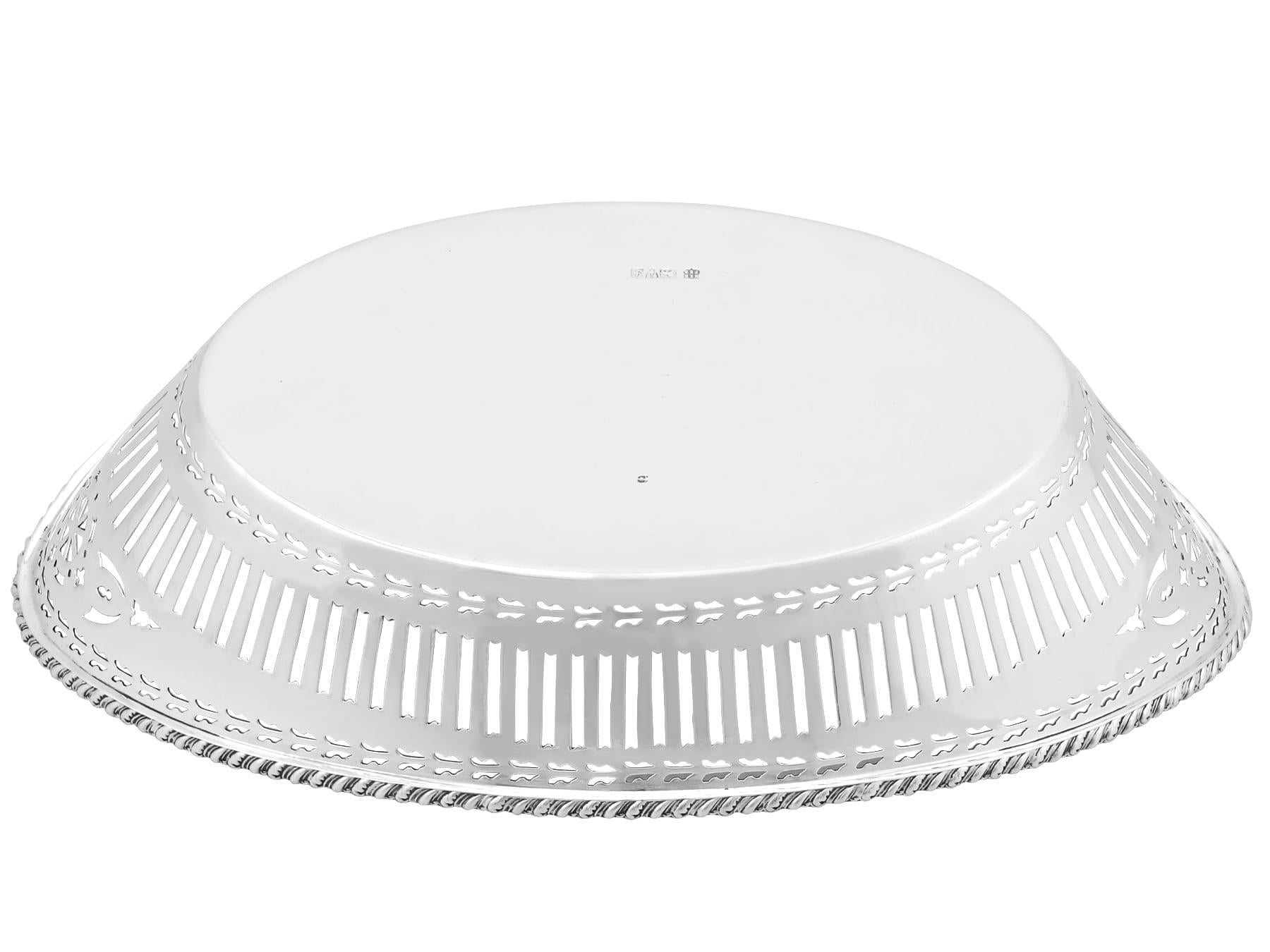 Piatto da pane in argento del XX secolo in vendita 4
