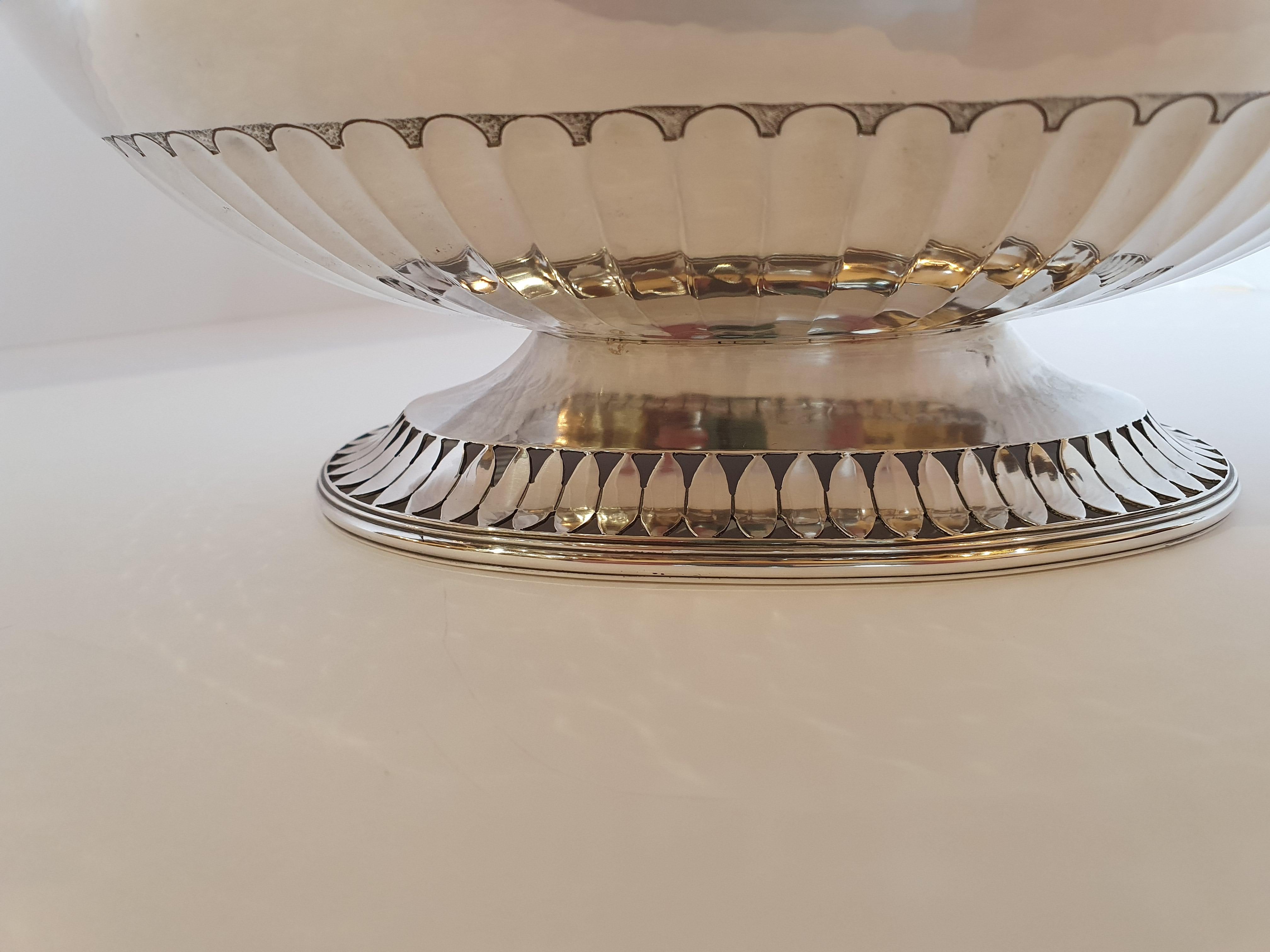 Wunderschöner ovaler Tafelaufsatz im Empire-Stil mit Fuß aus Sterlingsilber von Ilario Pradella für Bellezza Cagliari. Neu, nie benutzt
Pradella Iario, gegründet 1920, war der bedeutendste italienische Silberschmied der zweiten Hälfte des 20.
