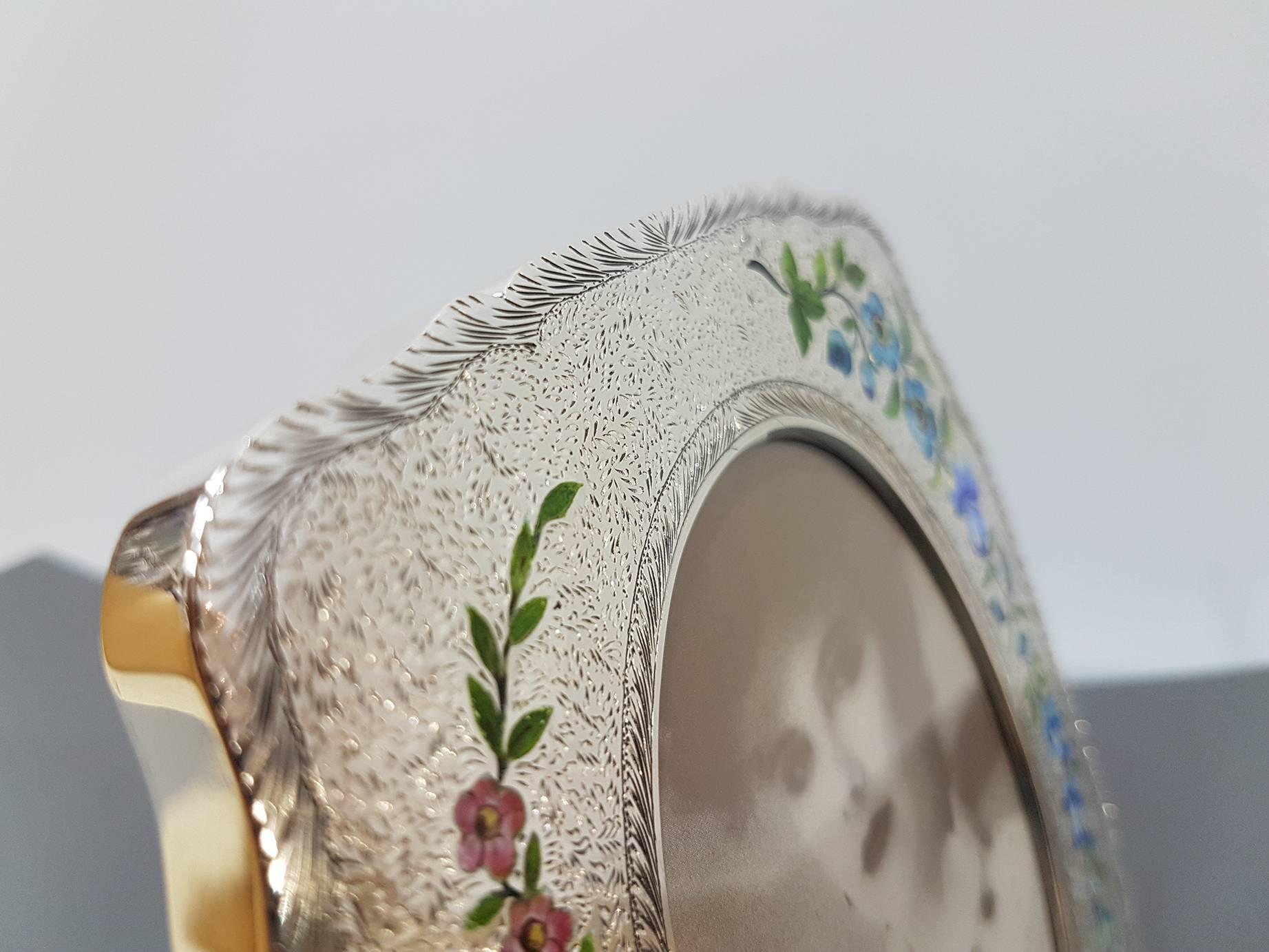 Sterling silver fully handmade Picture frame.
Made in Italy Silver 925/1000 with translucent enamels on guilloche with hand-painted floral miniatures.
Blue velvet back.

Measures: 15 x 13 cm
Photo size 10.5 x 8 cm.
 