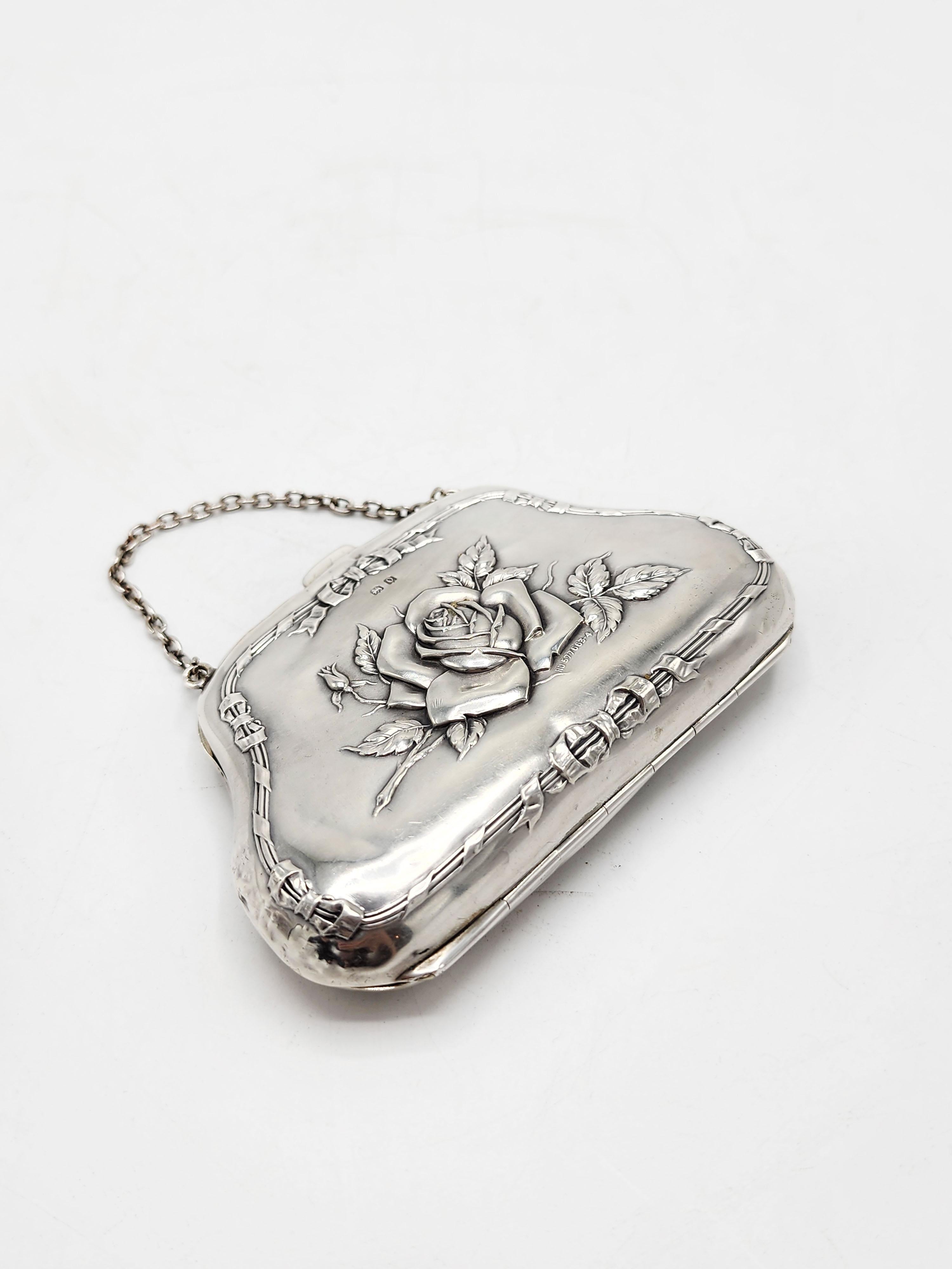 20th century sterling silver handbag-shaped box
Beautiful decorative silver box, with a central design of a rose and a frame of bows on both sides. Sealed
Measures:
Height: 7.5 centimeters
Length: 11 centimeters