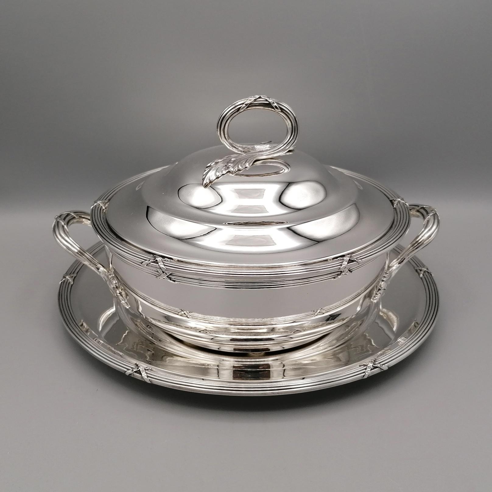 Elegant plat d'entrée en argent sterling fait à la main 
Le bord soudé avec Reed & Ribbon caractérise le style classique de Luis XVI.

La collection de roseaux et rubans de l'époque Louis XVI présente des fagots de roseaux aux proportions élégantes,