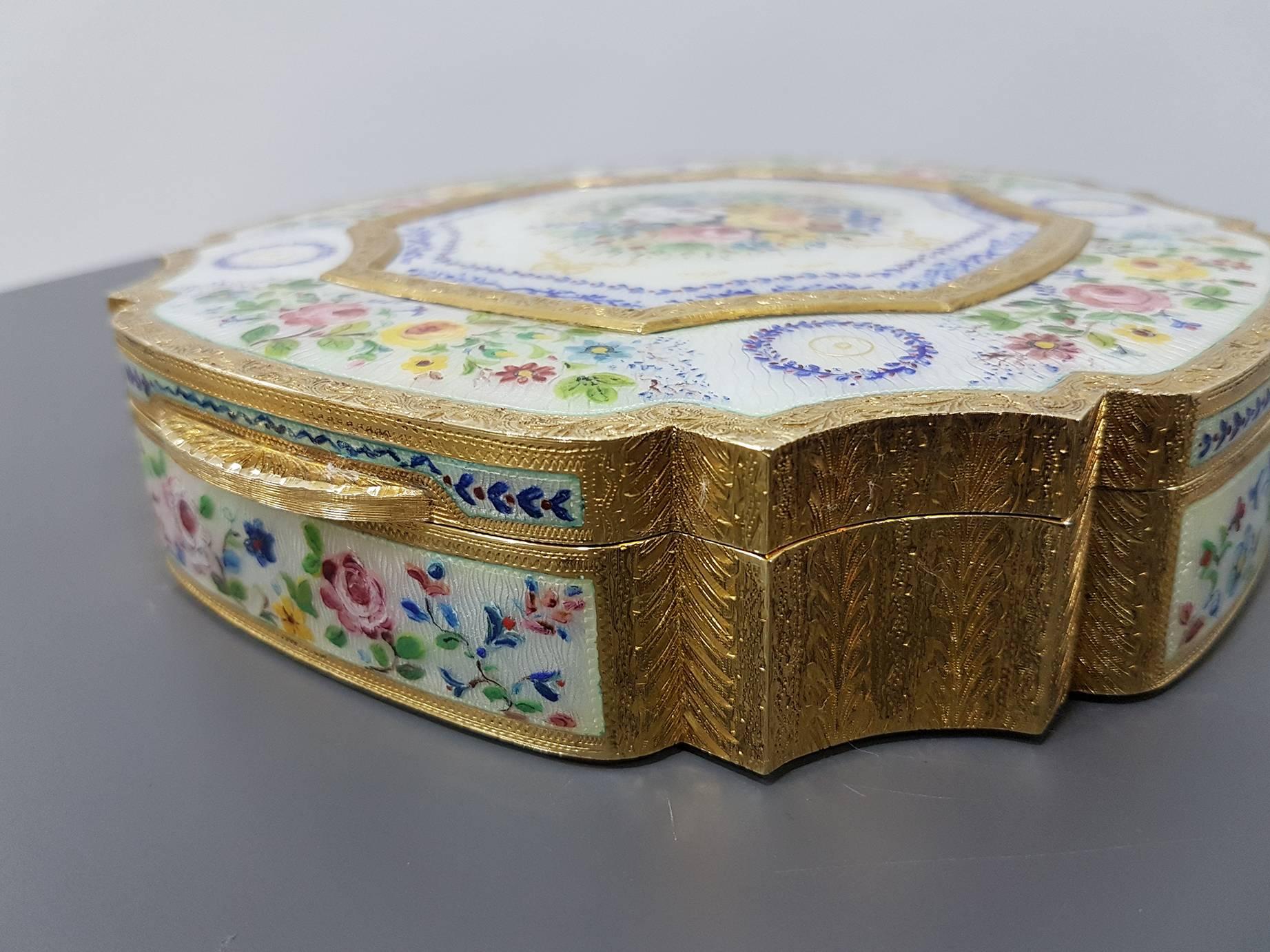 Italienische vergoldete und emaillierte Tischschachtel aus Sterlingsilber des 20. Jahrhunderts im Zustand „Hervorragend“ im Angebot in VALENZA, IT