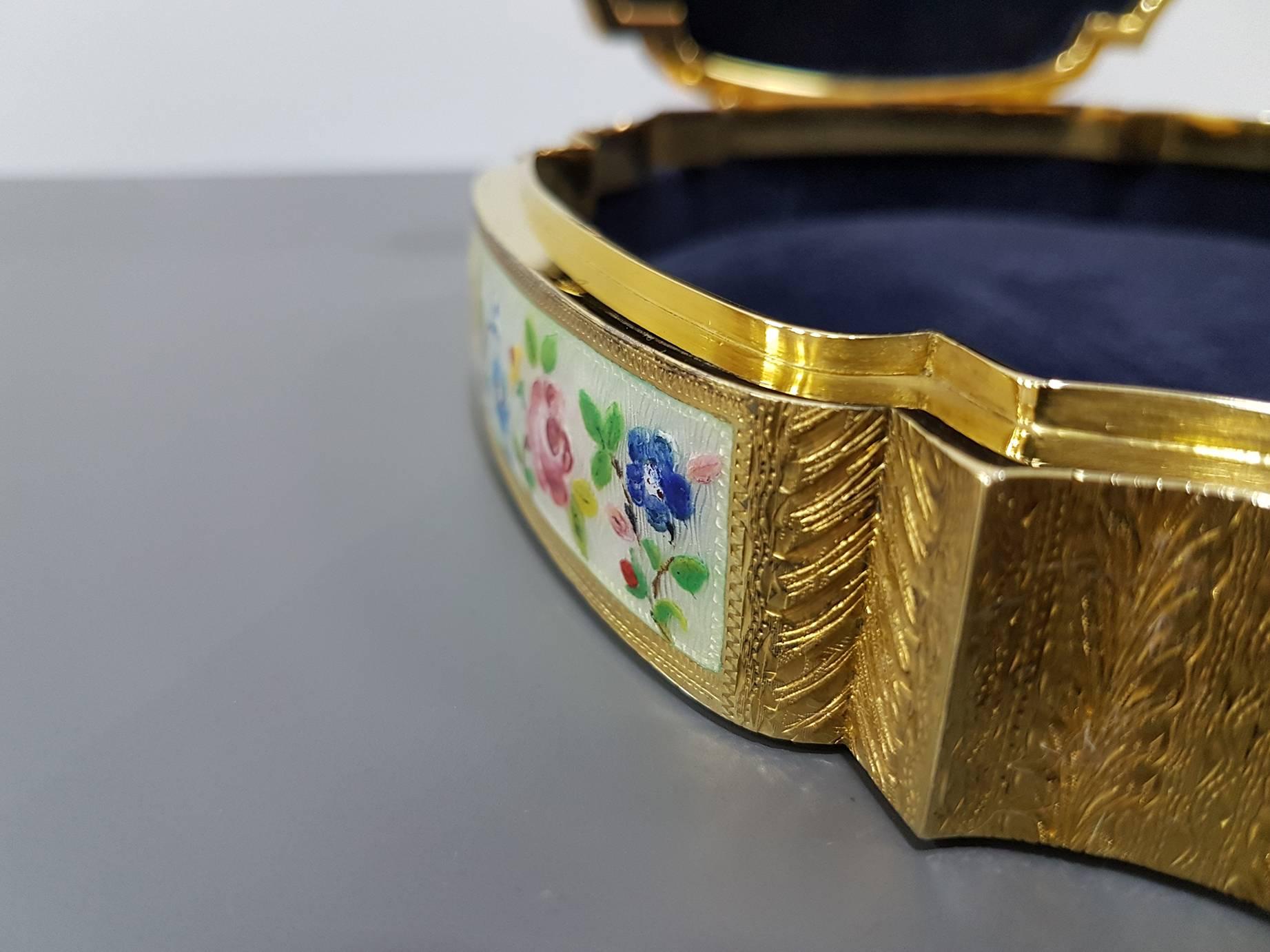 Italienische vergoldete und emaillierte Tischschachtel aus Sterlingsilber des 20. Jahrhunderts im Angebot 3
