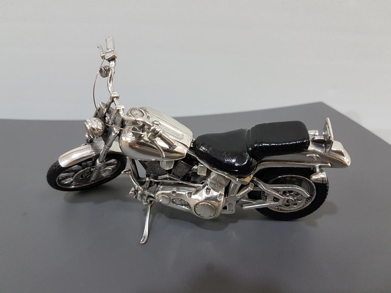 Vintage Harley Davidson FXSTD in sterling silver with very accurate detail reproduction.
At the end of 2007 they stopped producing it 
The wheels are with spokes and rubber tires
Completely handmade. Made in Italy
200 grams.

Harley Davidson FXSTD