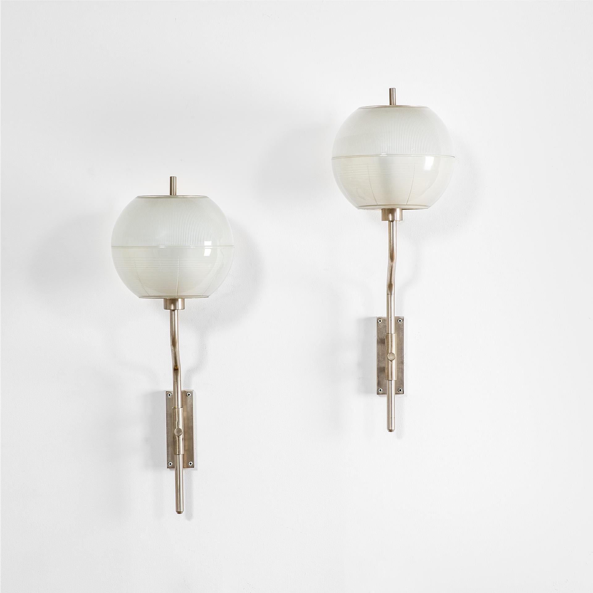 Mid-Century Modern 20e siècle, paire de lampes murales Stilnovo avec diffuseurs en verre et métal chromé en vente
