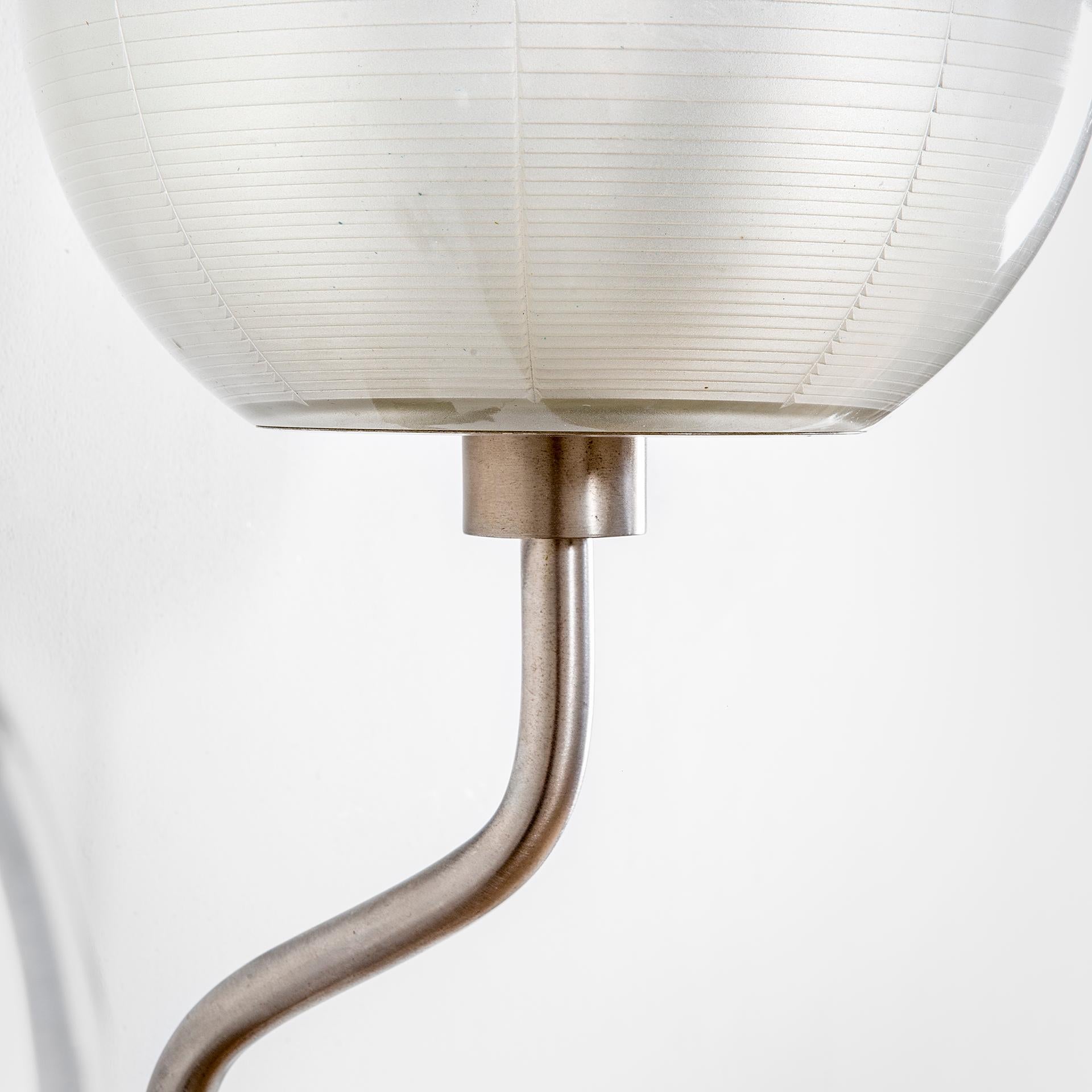 20e siècle, paire de lampes murales Stilnovo avec diffuseurs en verre et métal chromé Bon état - En vente à Turin, Turin