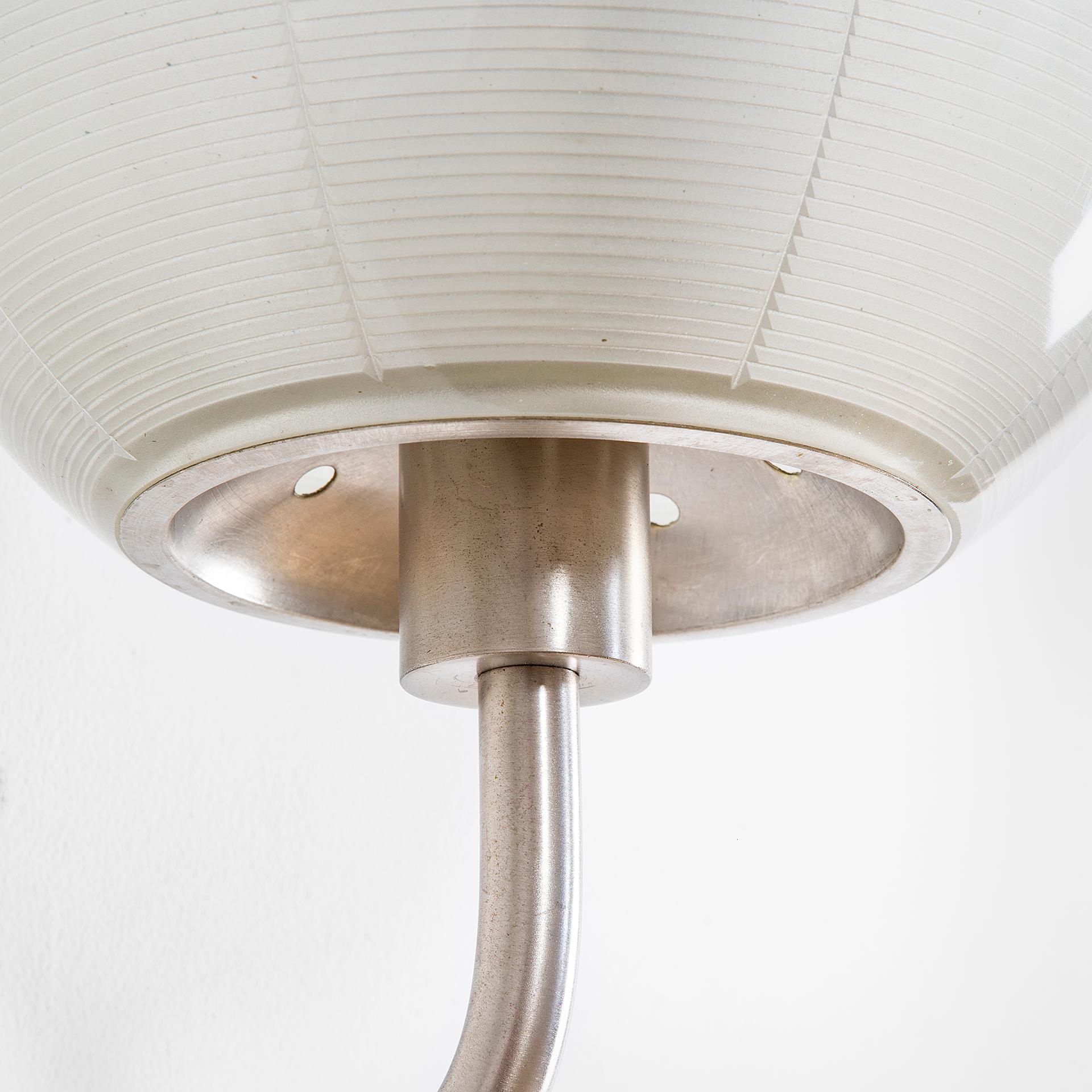 Laiton 20e siècle, paire de lampes murales Stilnovo avec diffuseurs en verre et métal chromé en vente