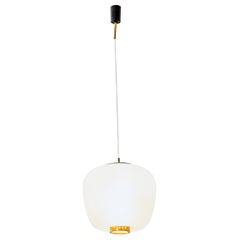 Lampada a sospensione Stilnovo del XX secolo in vetro opalino bianco e dettagli in ottone, anni '50