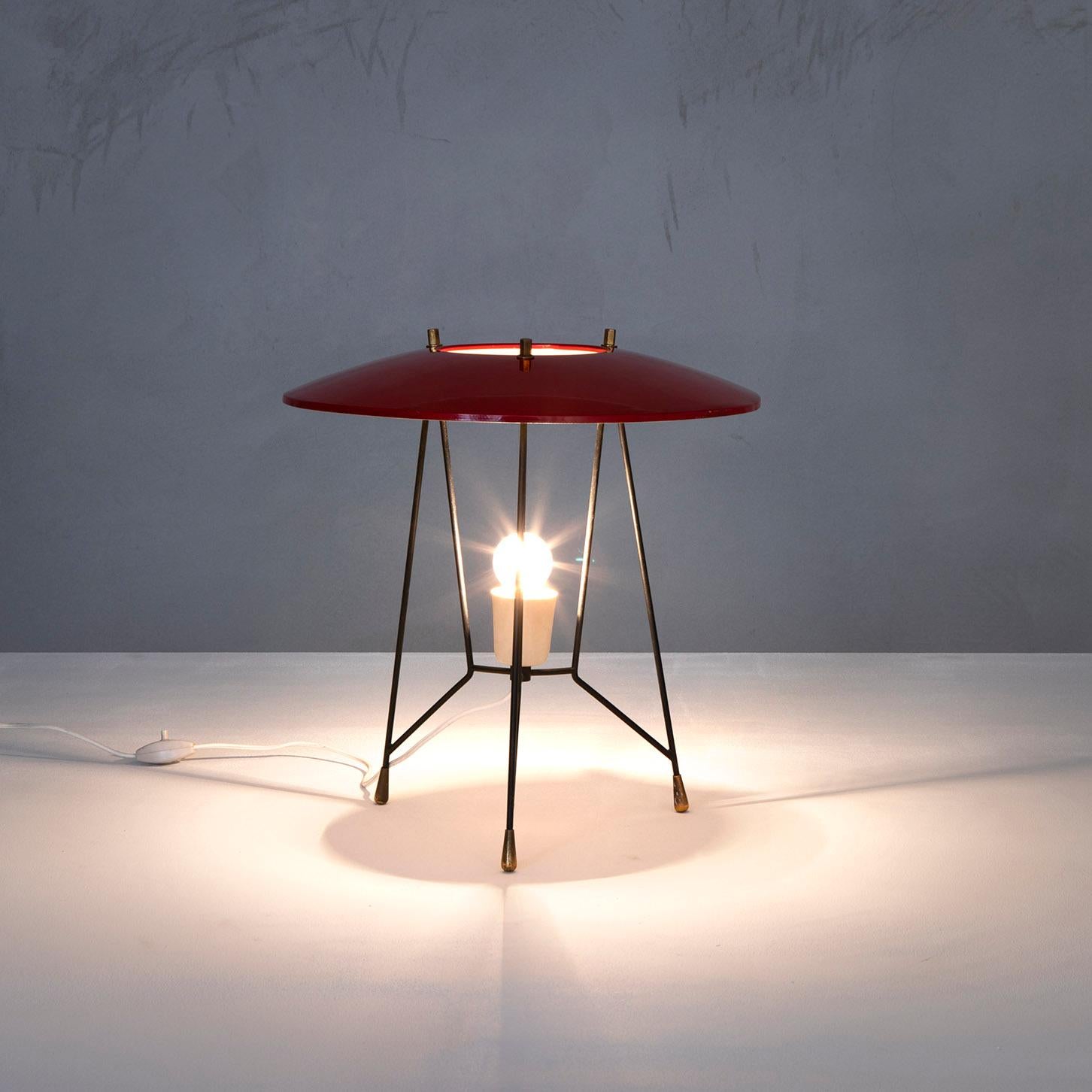 Very peculiar table lamp produced by Stilnovo in '50s. The lamp has a three-leg structure in metal, its diffuser as well is in red lacquered metal, details in brass.
Fully working, original in all its parts, 
