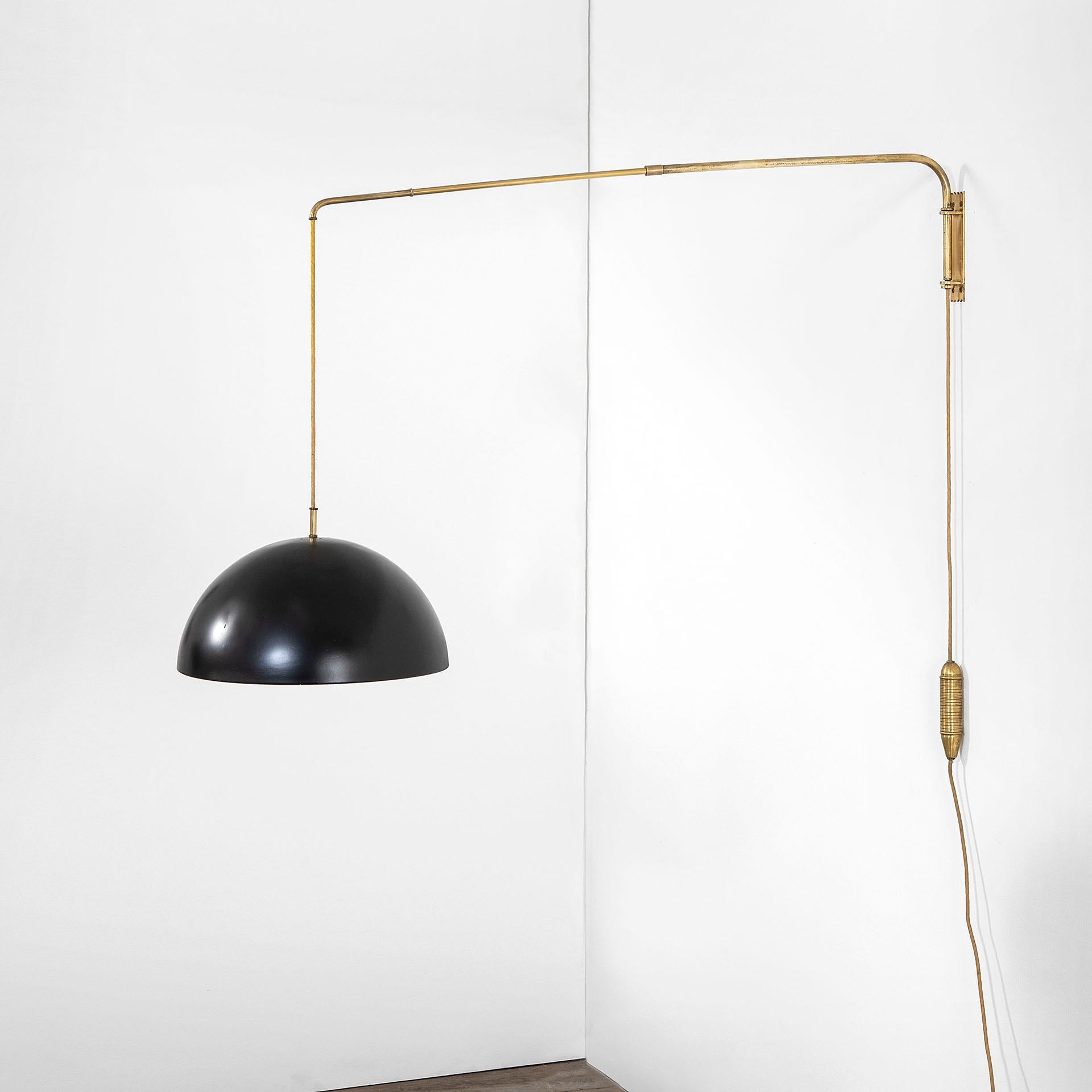 Italian 20th Century Stilnovo Wall Lamp Extendable Arm in Brass and Lacquered Metal, 50s For Sale