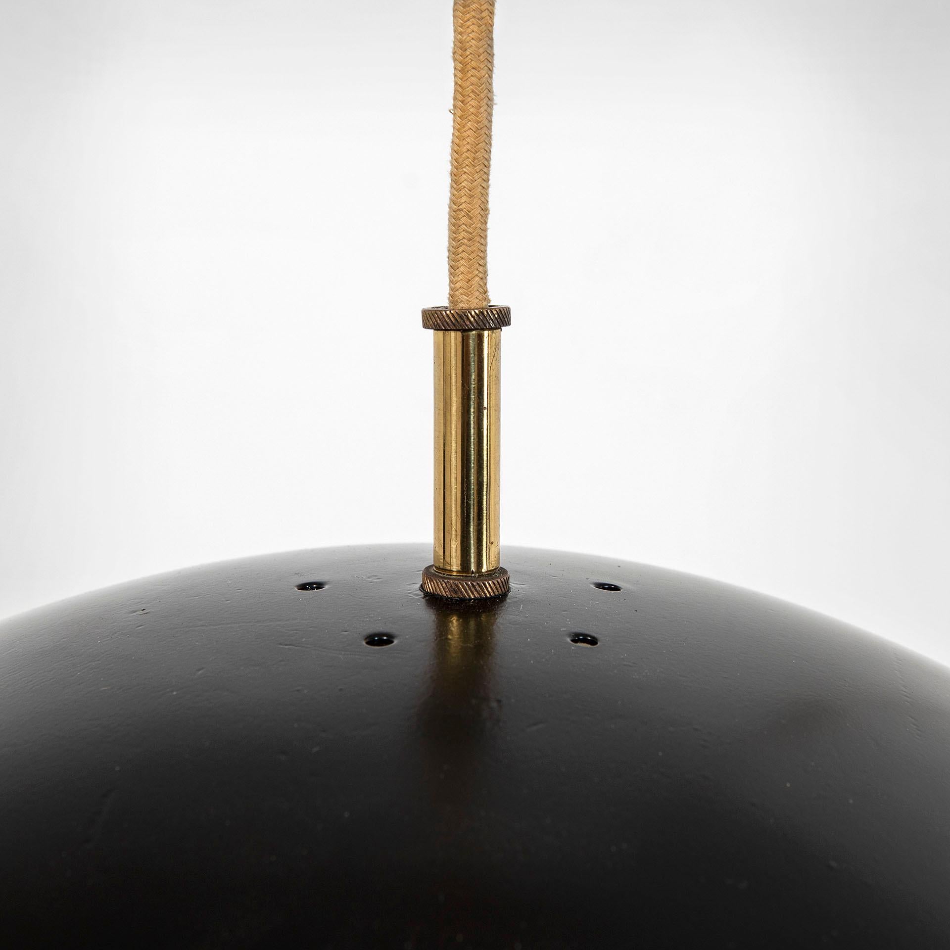 20th Century Stilnovo Wall Lamp Extendable Arm in Brass and Lacquered Metal, 50s In Good Condition For Sale In Turin, Turin