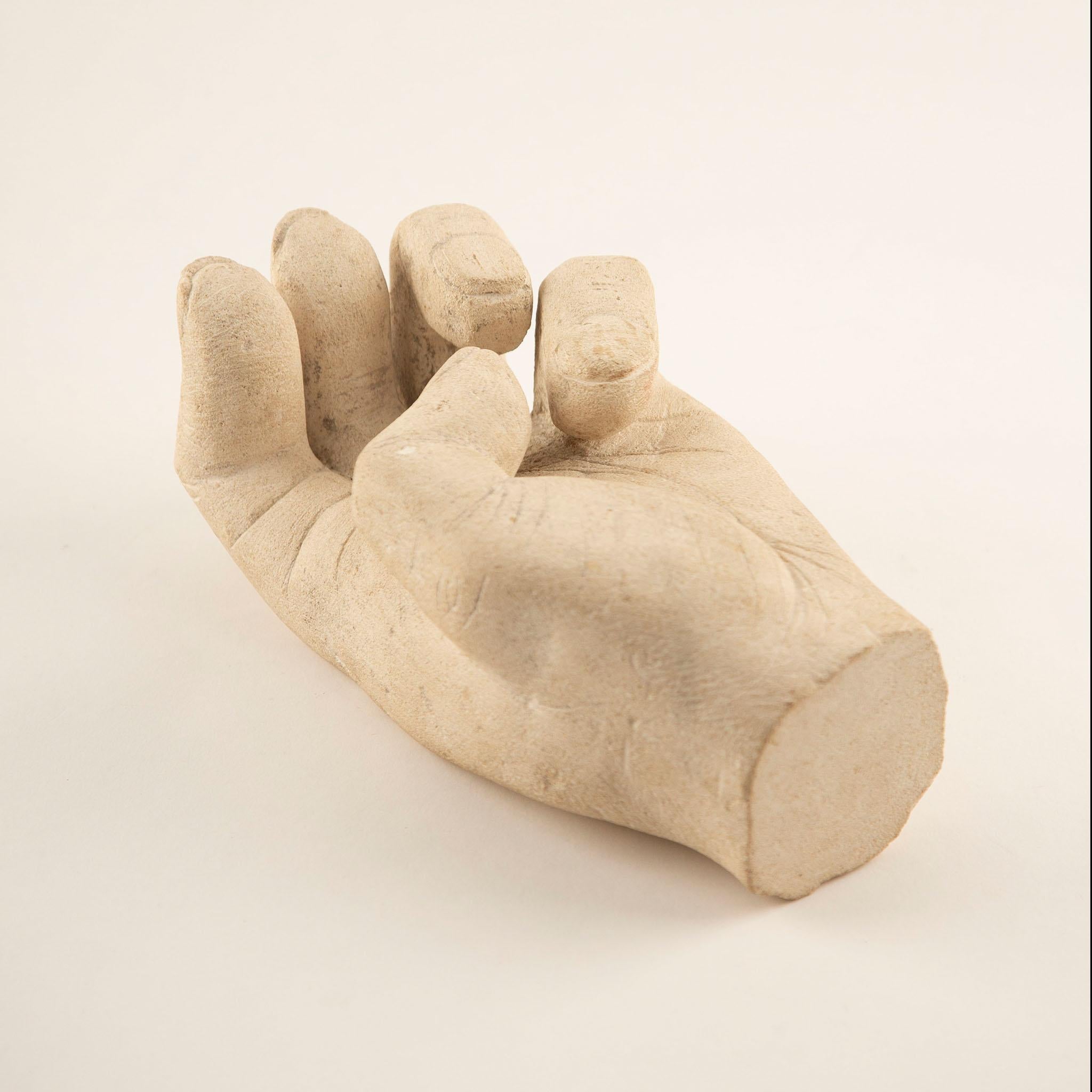Continental School, mediados del siglo XX - Mano ahuecada - Escultura tallada en piedra caliza
Hábilmente tallada en un único bloque de piedra caliza pálida de grano fino, esta mano de tamaño natural descansa con la palma hacia arriba en un suave