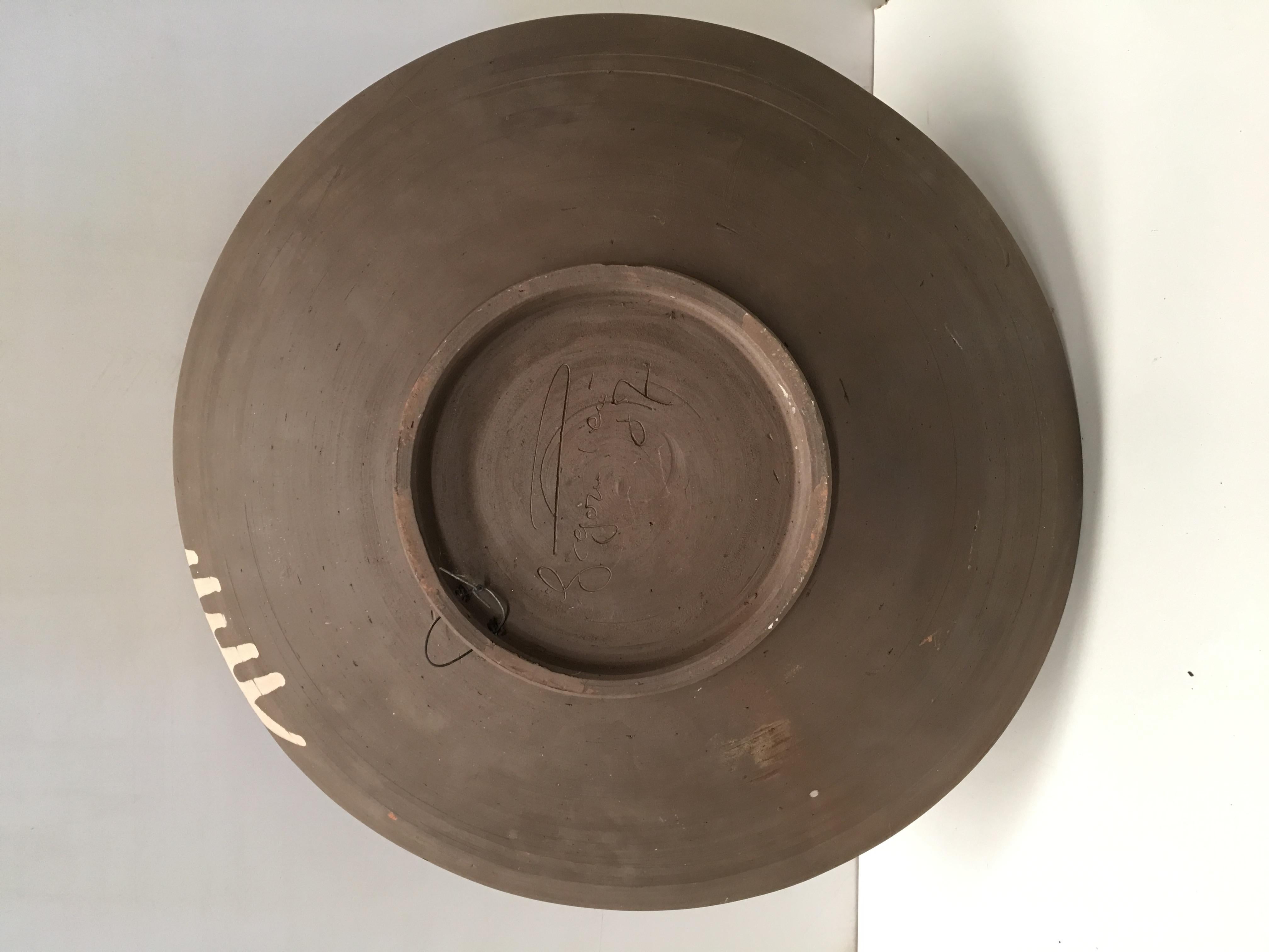 20e siècle Plat en grès Matte avec motifs ornementaux en relief.