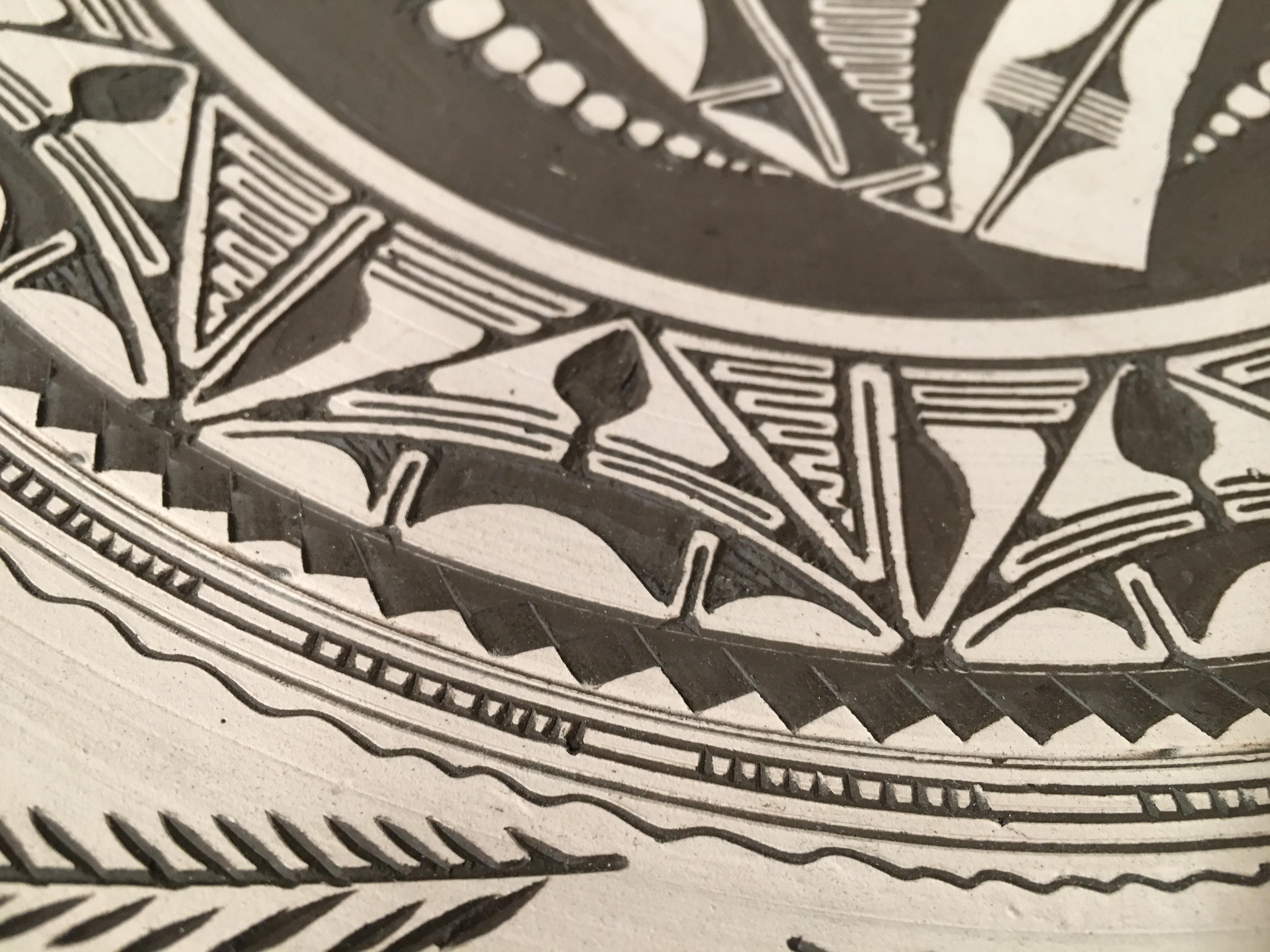 Espagnol Plat en grès mat du 20ème siècle avec motifs ornementaux en relief en vente