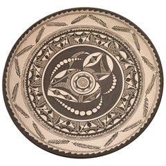 Plato mate de gres del siglo XX con motivos ornamentales en relieve